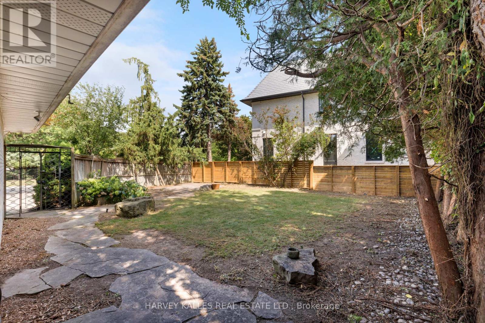 215 Edenbridge Drive, Toronto, Ontario  M9A 3G9 - Photo 16 - W13702956