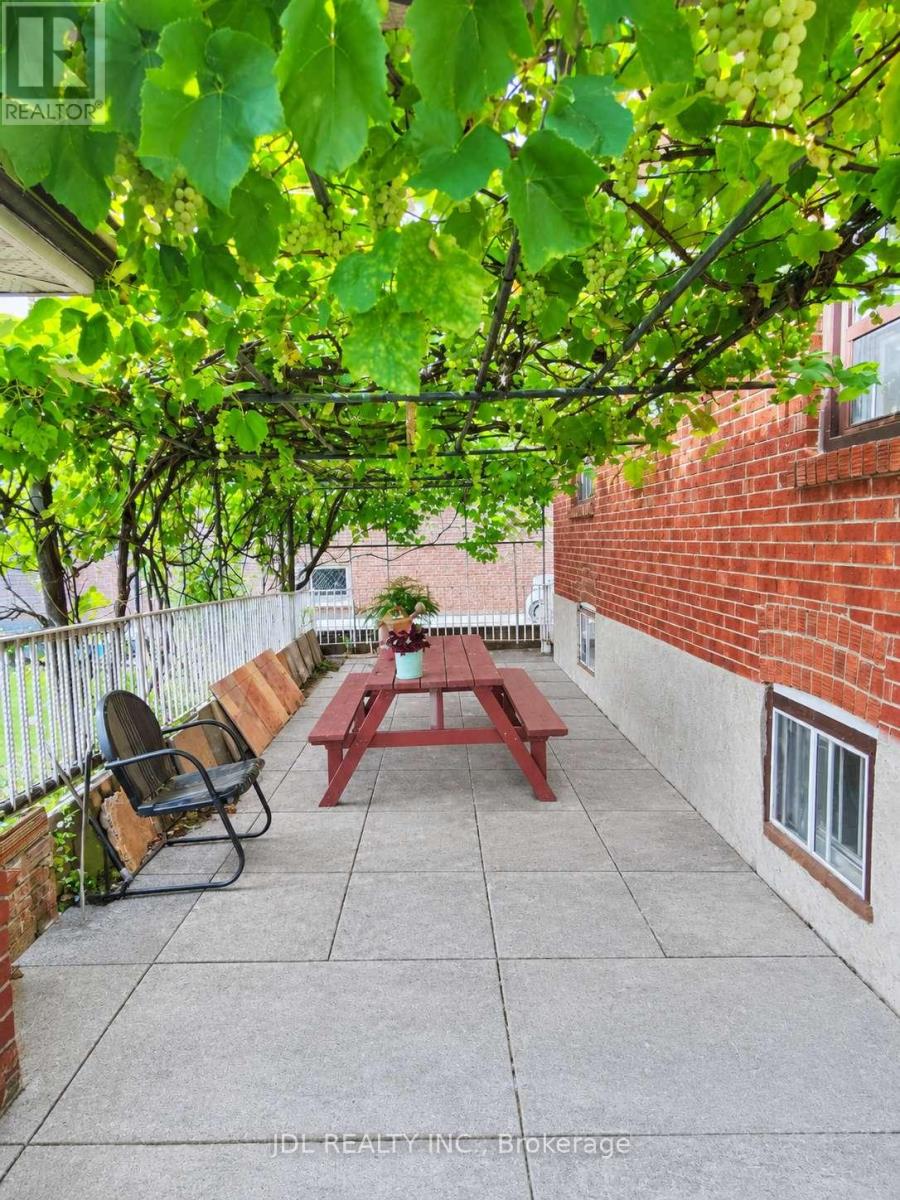 40 Montana Avenue, Toronto, Ontario  M3M 1B6 - Photo 13 - W13674436