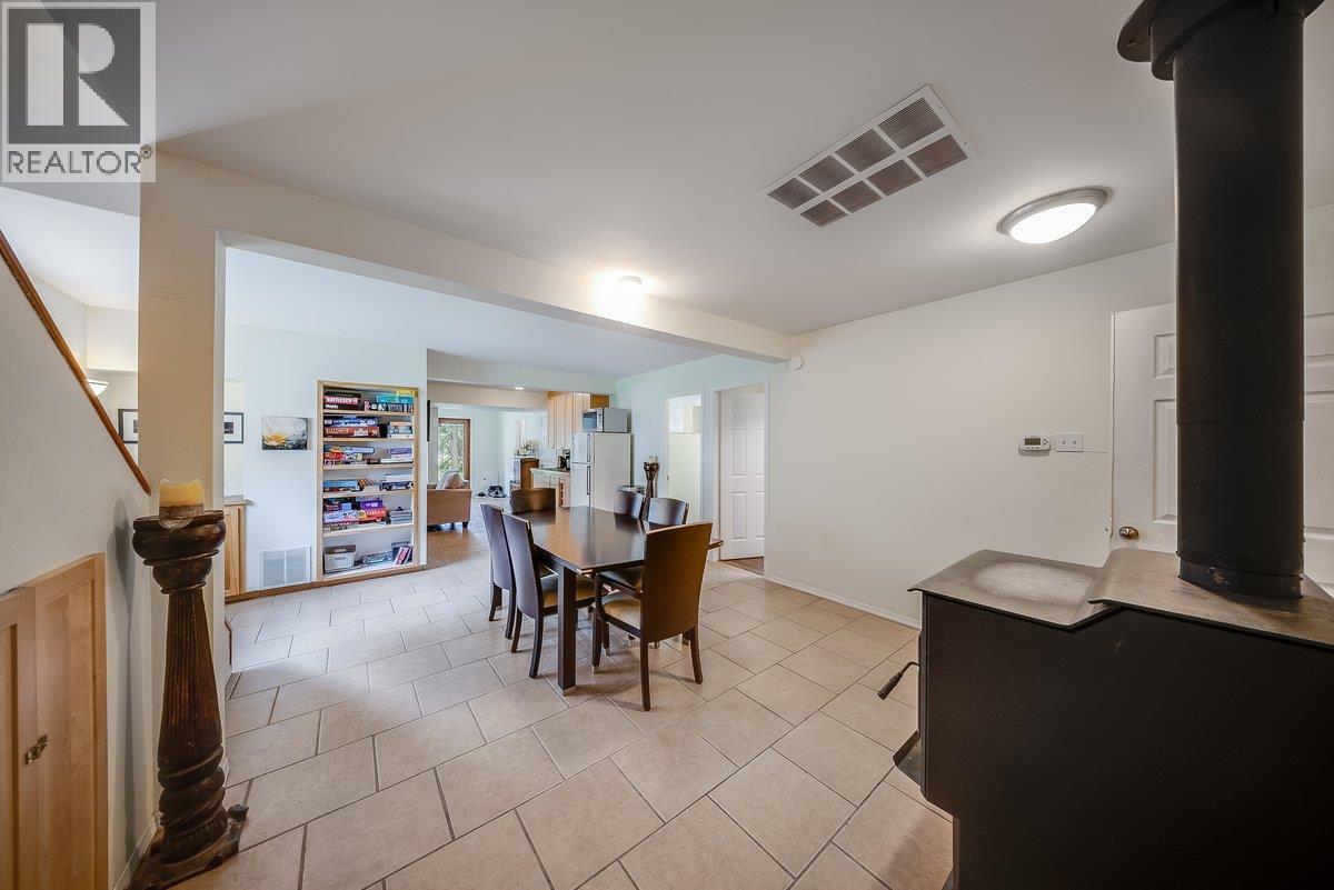 9841 Talbot Road, Nelway, British Columbia  V0G 1Z0 - Photo 10 - 10372904
