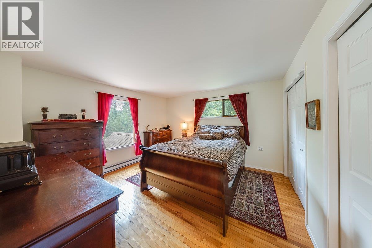 9841 Talbot Road, Nelway, British Columbia  V0G 1Z0 - Photo 6 - 10372904
