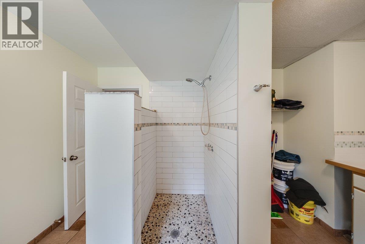 9841 Talbot Road, Nelway, British Columbia  V0G 1Z0 - Photo 12 - 10372904