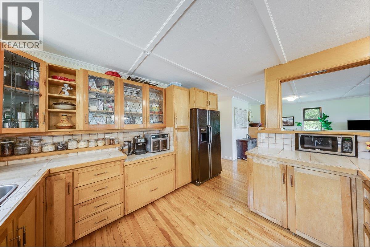 9841 Talbot Road, Nelway, British Columbia  V0G 1Z0 - Photo 4 - 10372904