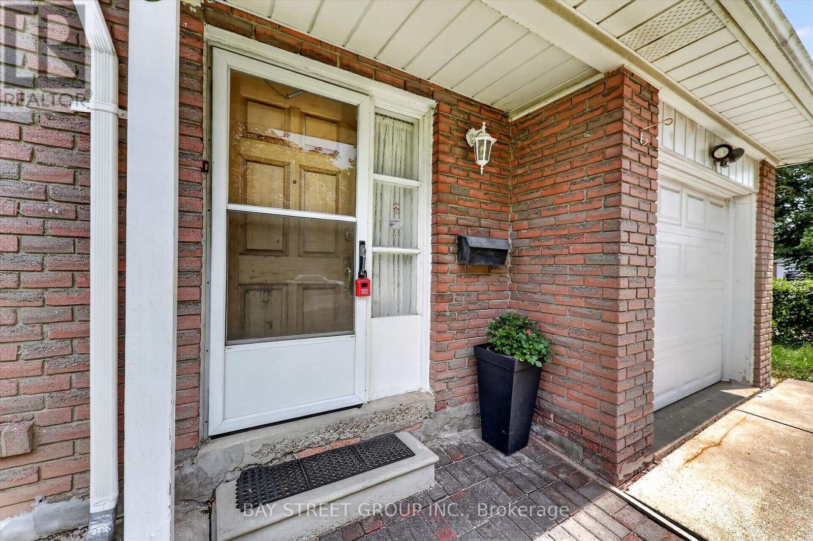 95 Tineta Crescent, Toronto, Ontario  M1S 2Y5 - Photo 4 - E13703000
