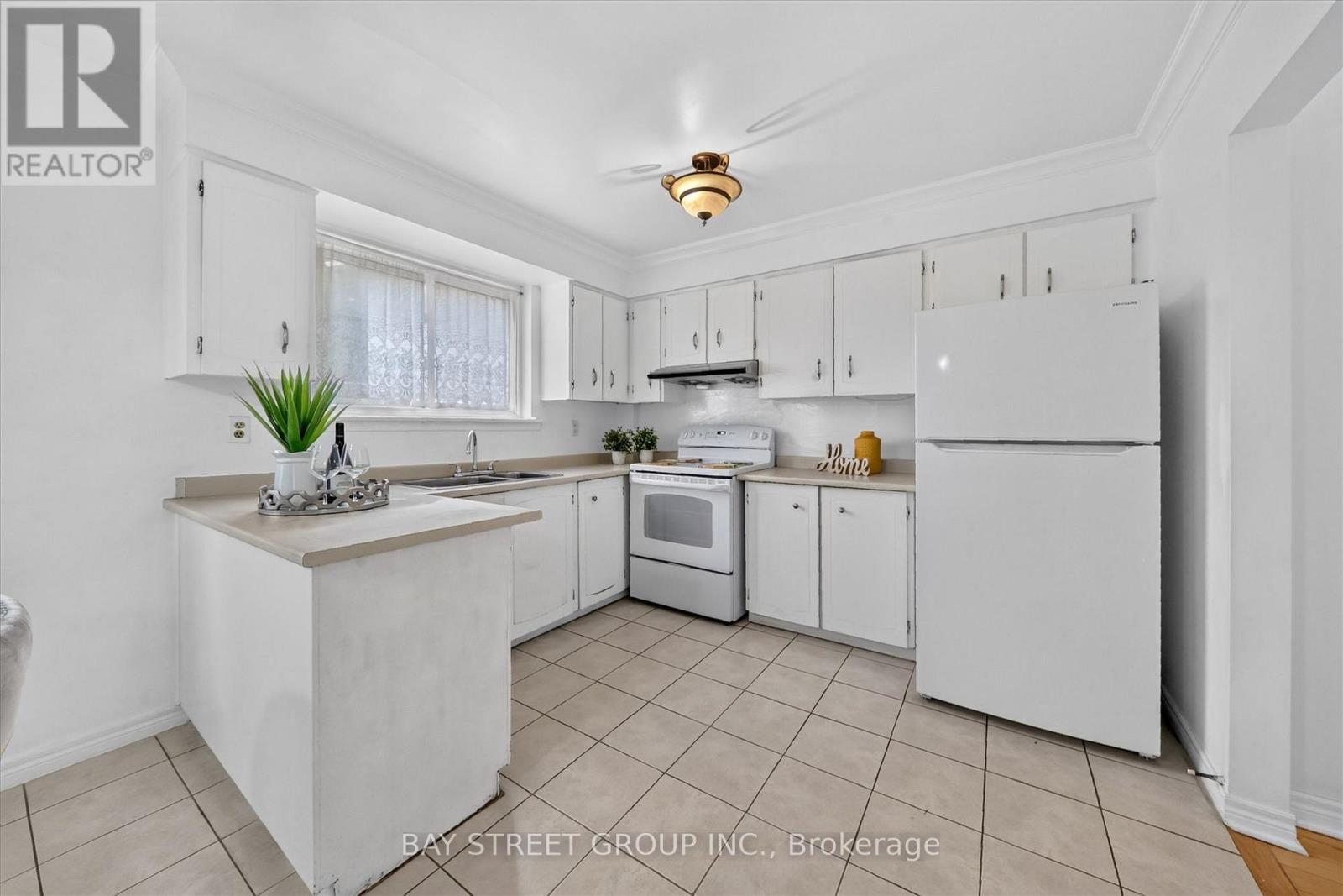 95 Tineta Crescent, Toronto, Ontario  M1S 2Y5 - Photo 9 - E13703000