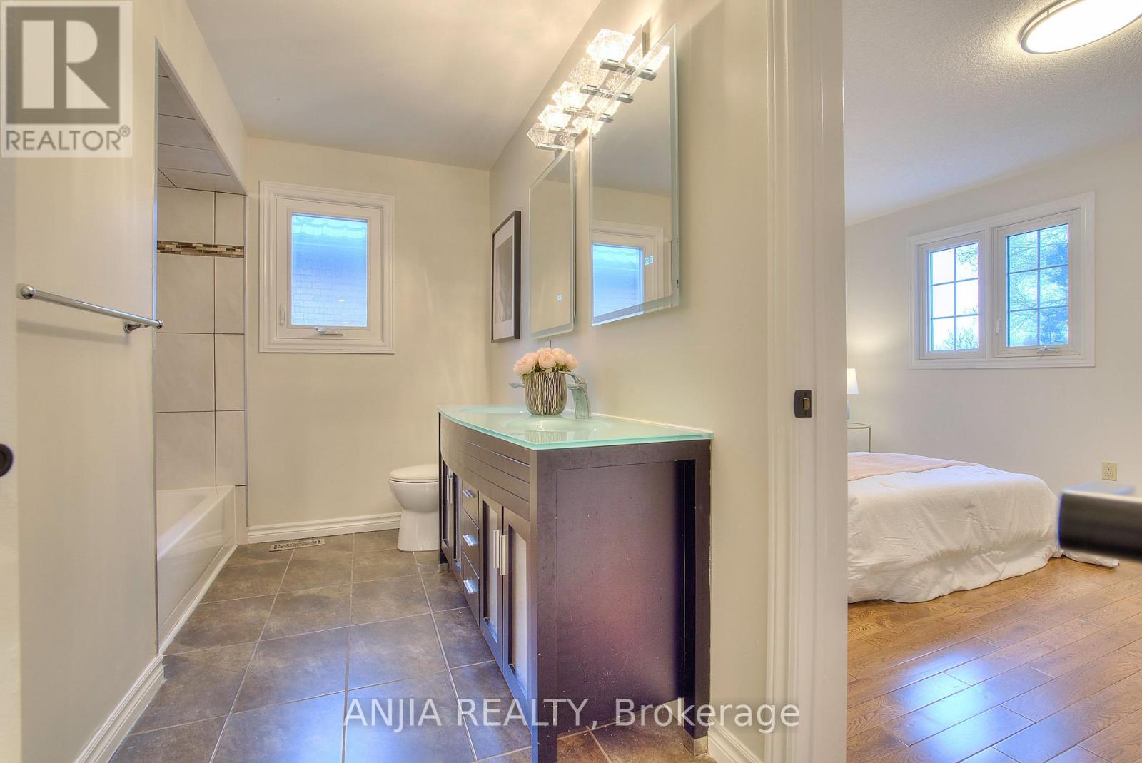 22 Chiltern Hill, Richmond Hill, Ontario  L4B 3B8 - Photo 8 - N13702974
