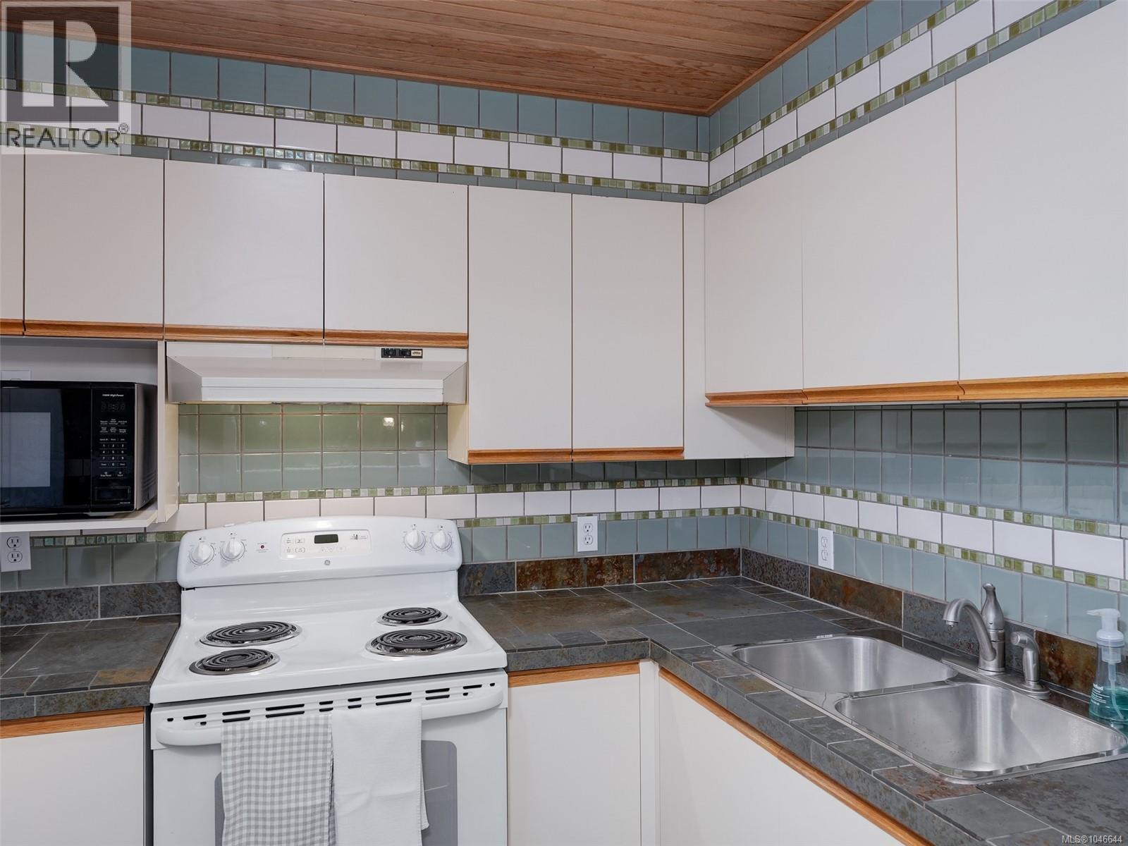 104 2647 Graham St, Victoria, British Columbia V8T 3Y8 - Photo 12 - 1046644