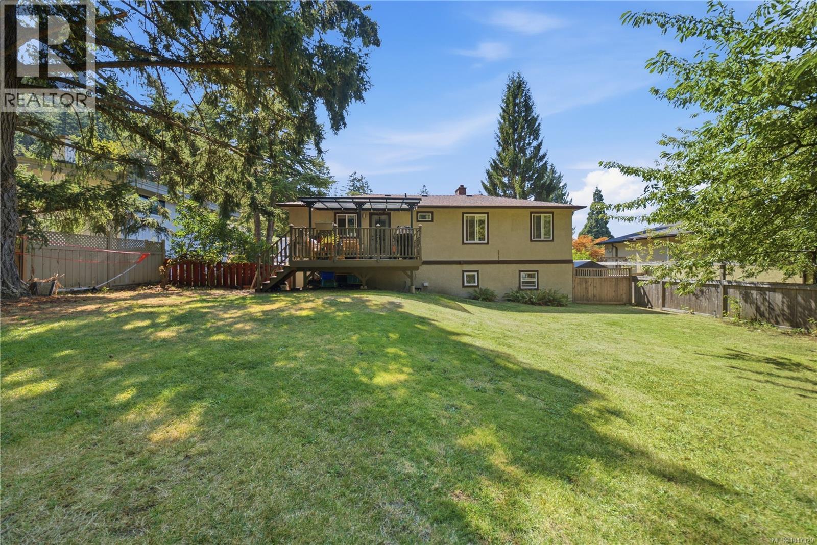 1232 Pearce Cres, Saanich, British Columbia  V8X 3S9 - Photo 3 - 1047329