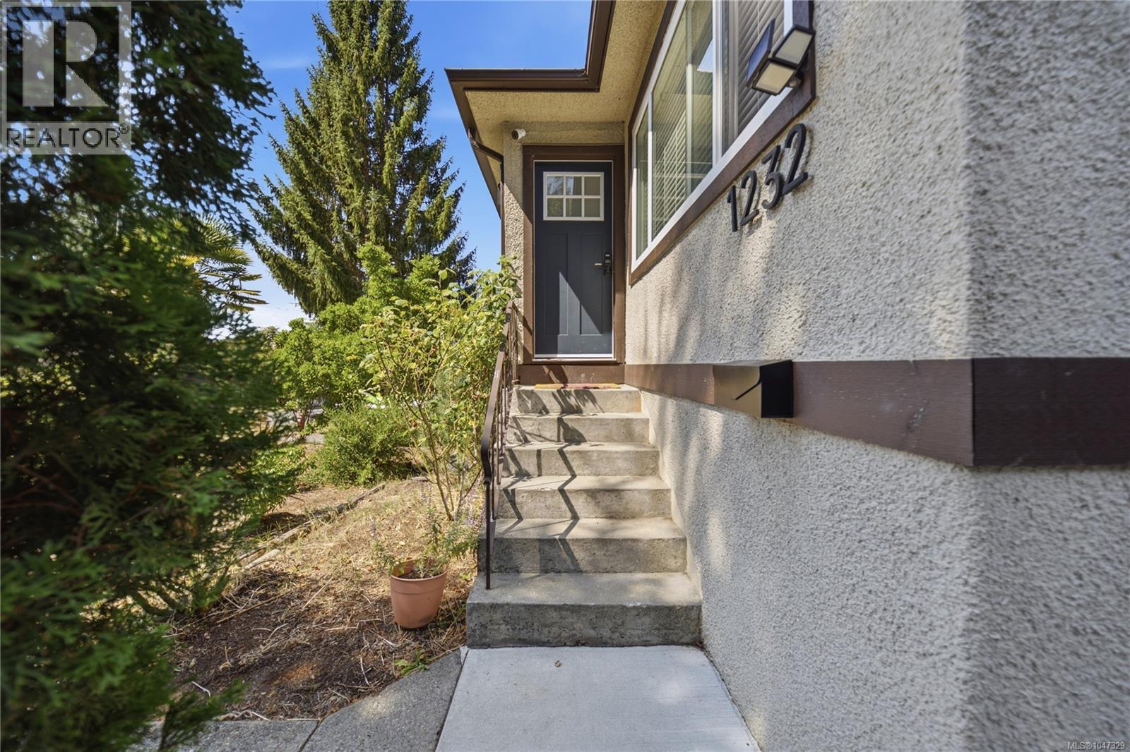 1232 Pearce Cres, Saanich, British Columbia  V8X 3S9 - Photo 6 - 1047329