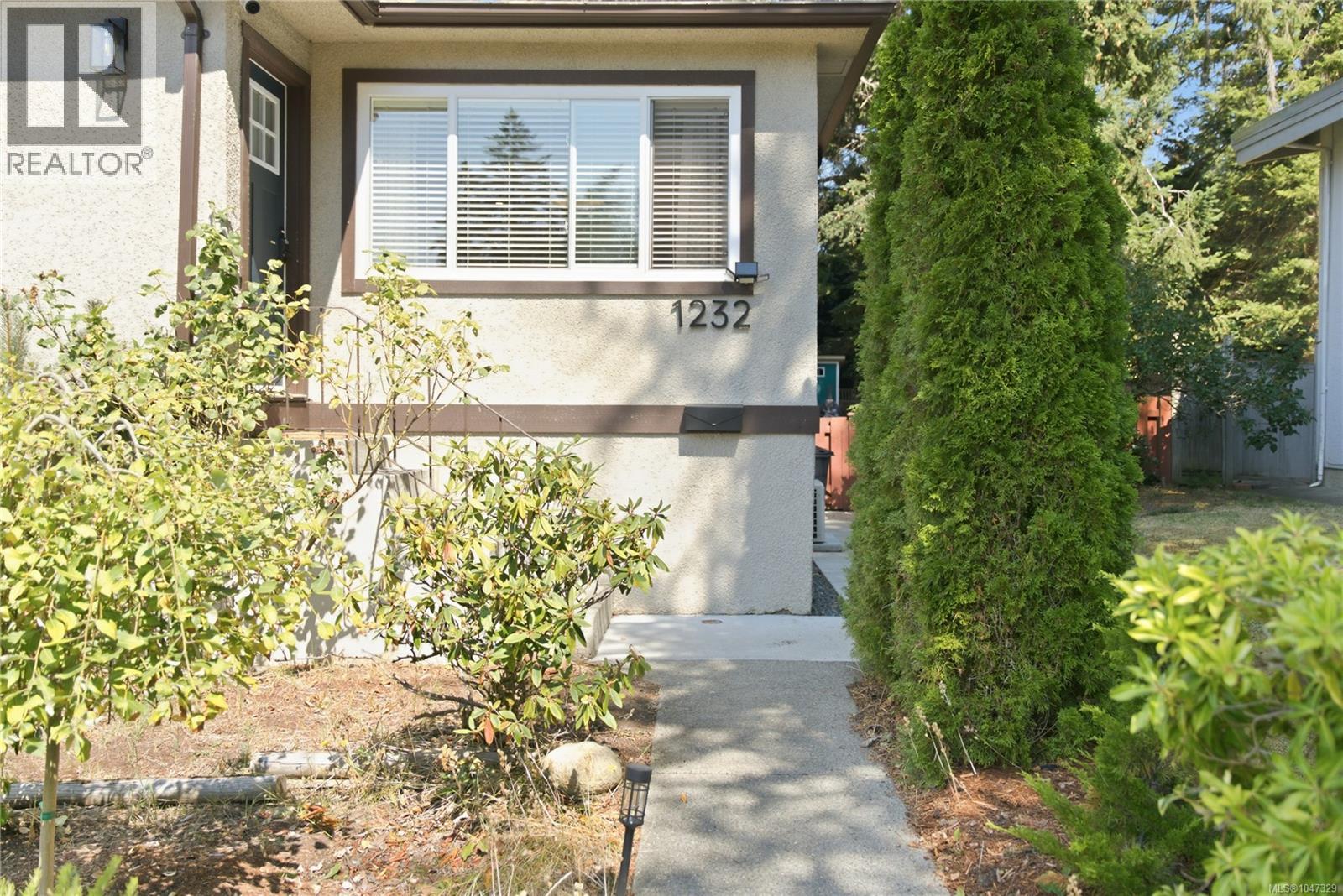 1232 Pearce Cres, Saanich, British Columbia  V8X 3S9 - Photo 45 - 1047329