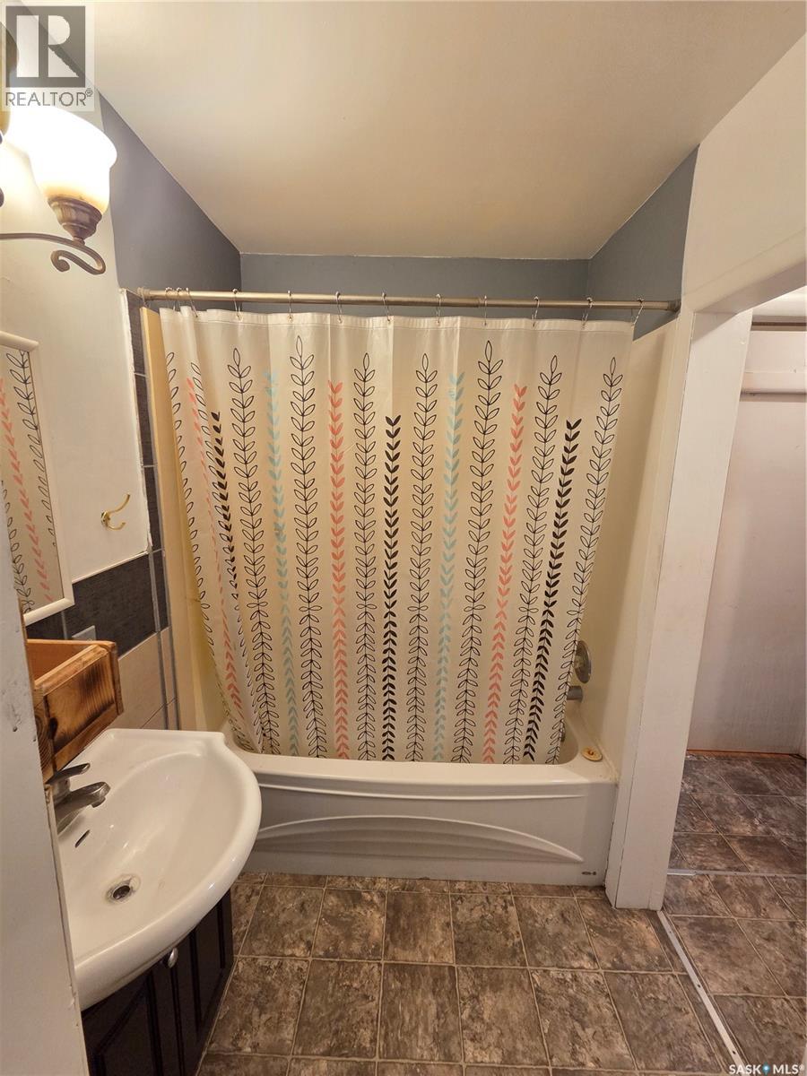 32 Newcombe Street, Manor, Saskatchewan  S0C 1R0 - Photo 26 - SK046370
