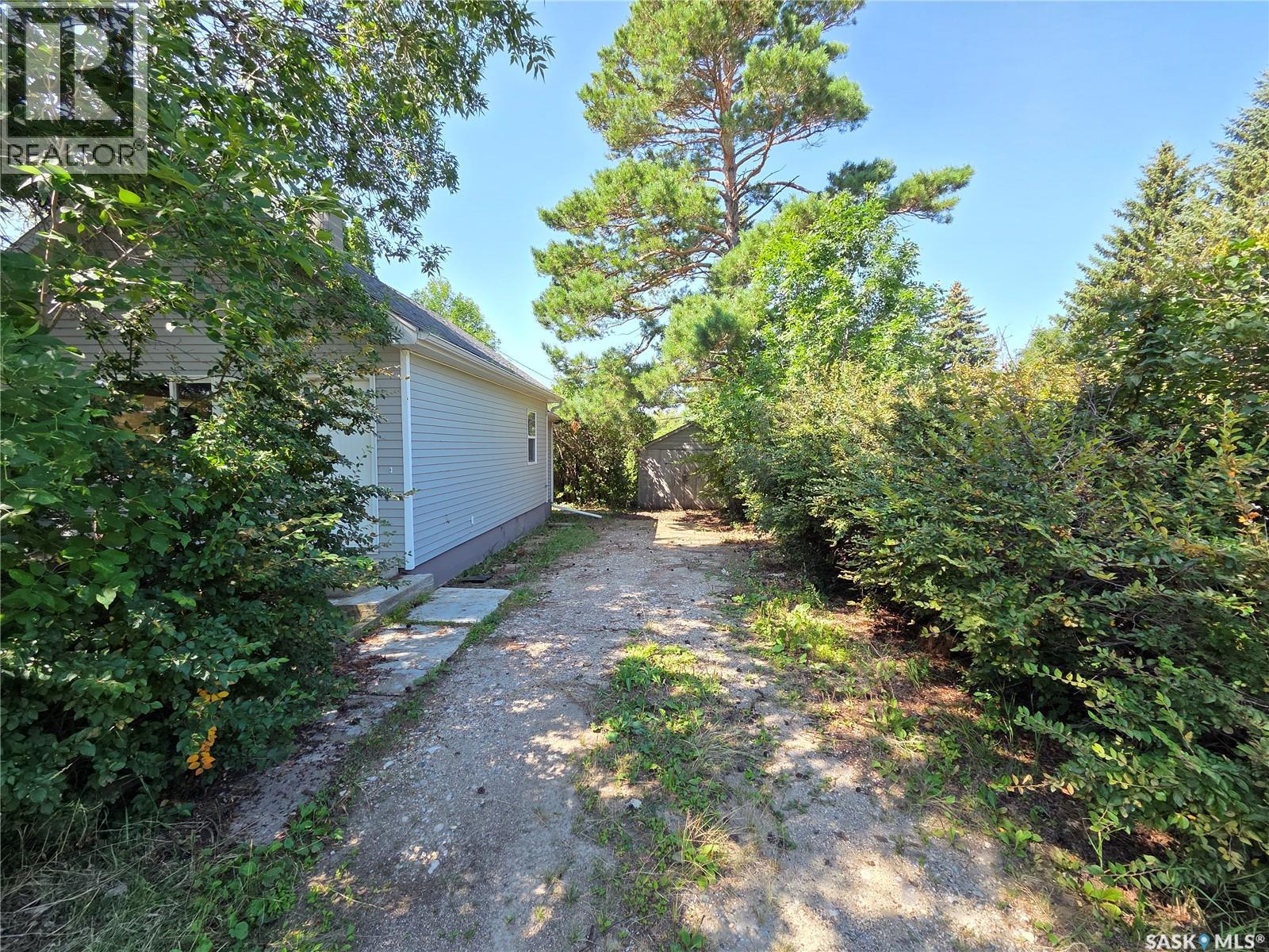 32 Newcombe Street, Manor, Saskatchewan  S0C 1R0 - Photo 3 - SK046370