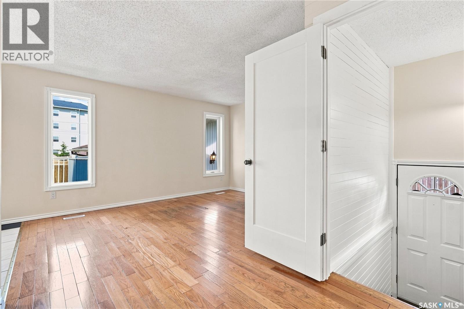 986 Rowell Crescent N, Regina, Saskatchewan  S4X 2A6 - Photo 3 - SK046373