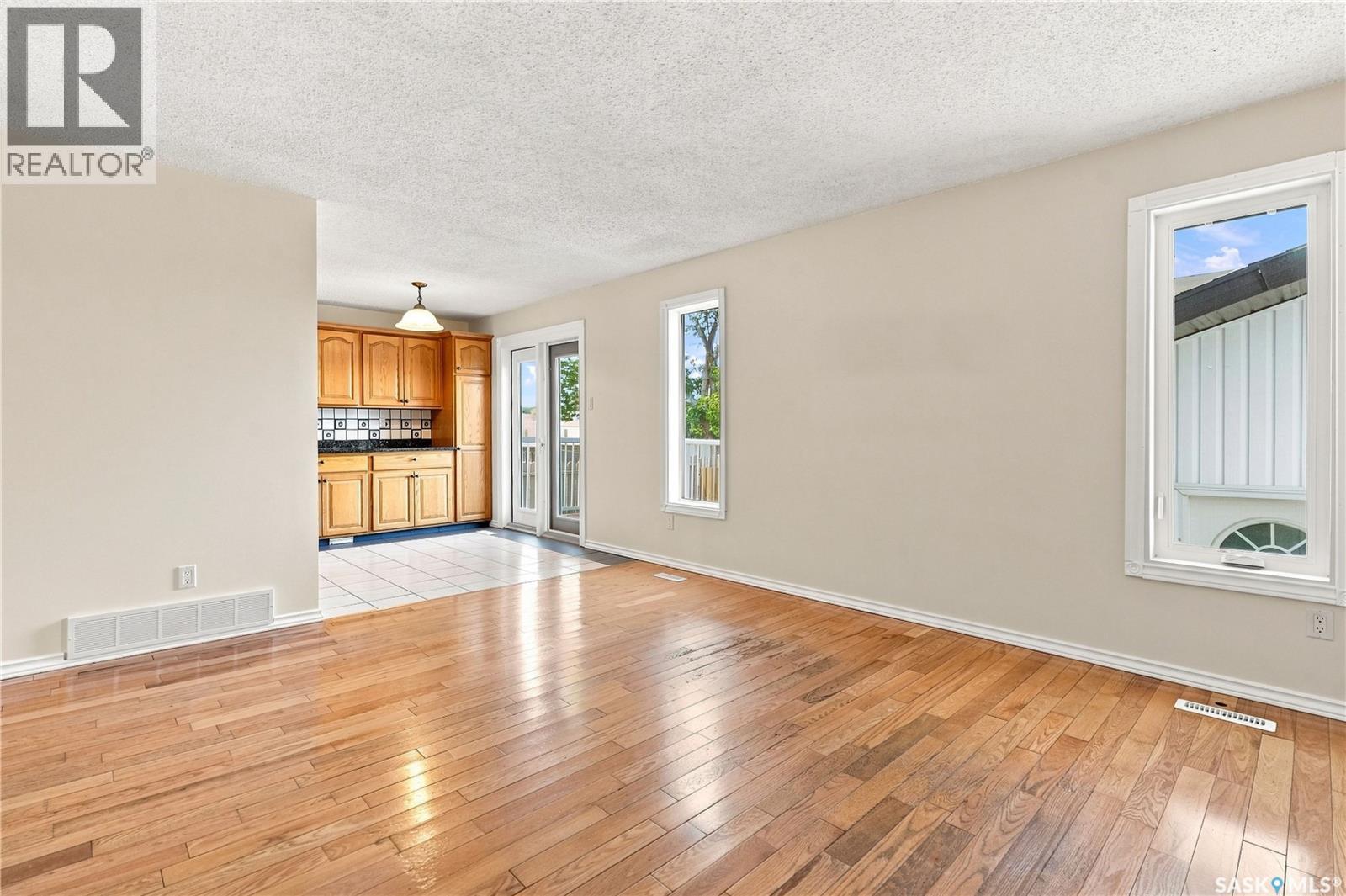 986 Rowell Crescent N, Regina, Saskatchewan  S4X 2A6 - Photo 5 - SK046373