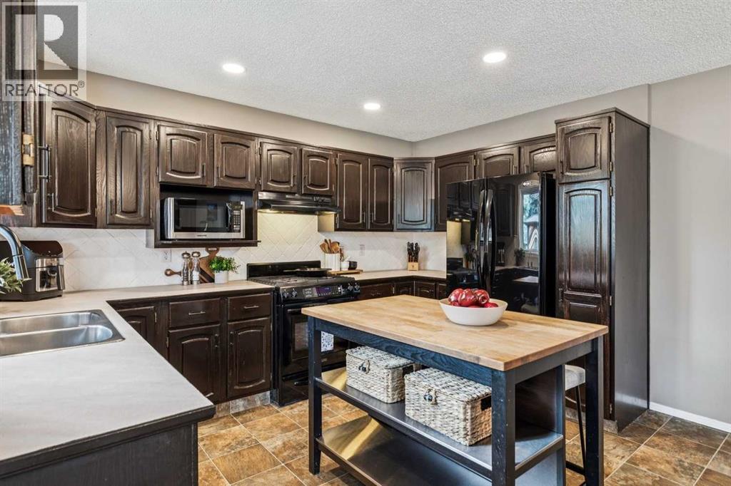 190 Mt Robson Close SE, Calgary, Alberta  T2Z 2E2 - Photo 7 - A2339169