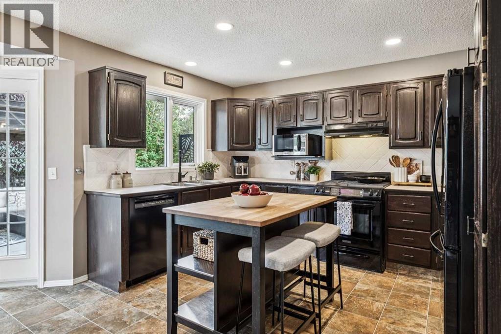 190 Mt Robson Close SE, Calgary, Alberta  T2Z 2E2 - Photo 5 - A2339169