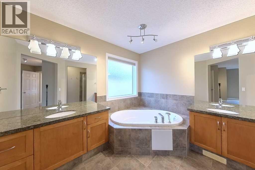 149 Rockborough Green NW, Calgary, Alberta  T3G 5S8 - Photo 38 - A2339089