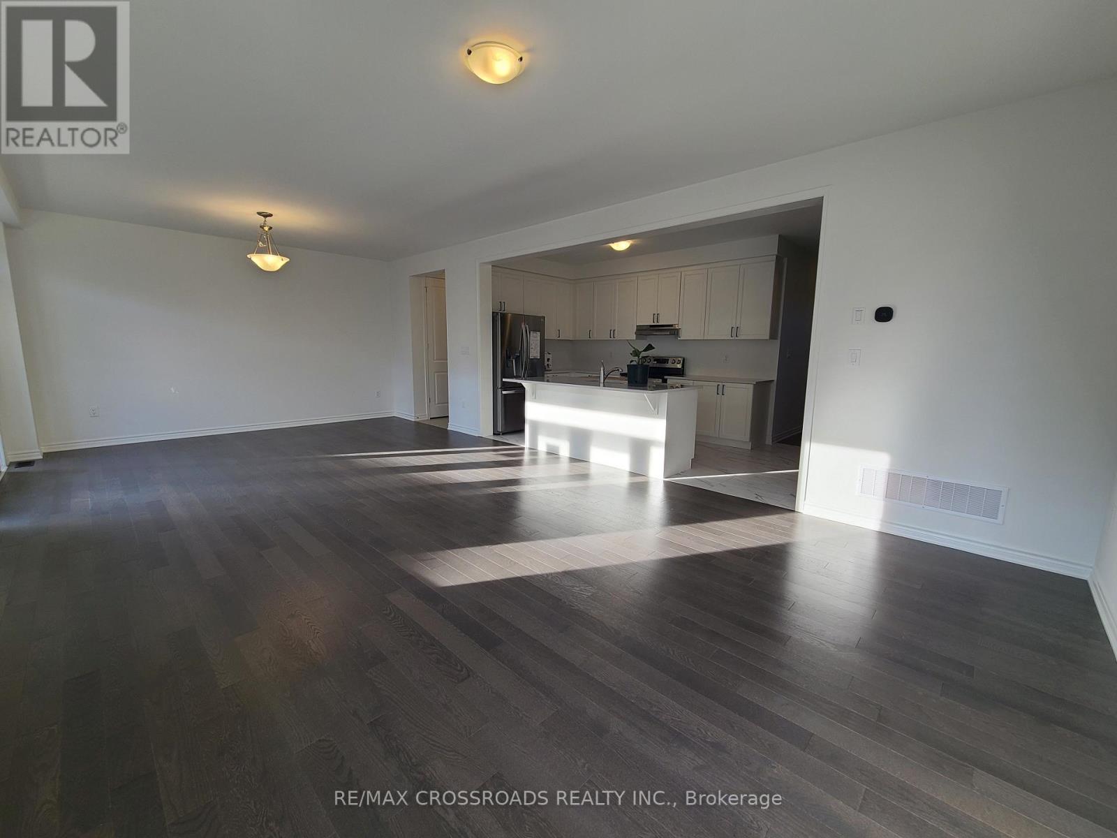 2916 Scotch Pine Lane, Pickering, Ontario L1X 0N9 - Photo 4 - E13699250
