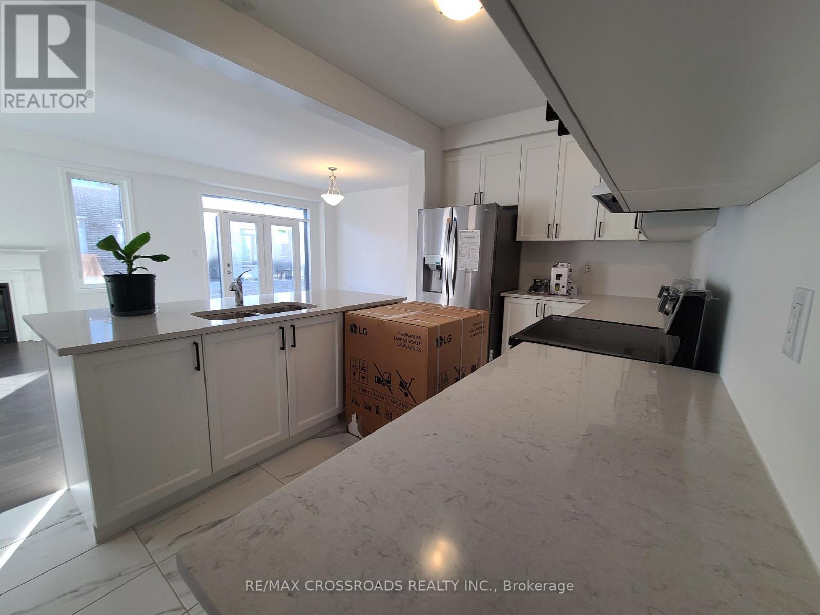 2916 Scotch Pine Lane, Pickering, Ontario L1X 0N9 - Photo 3 - E13699250