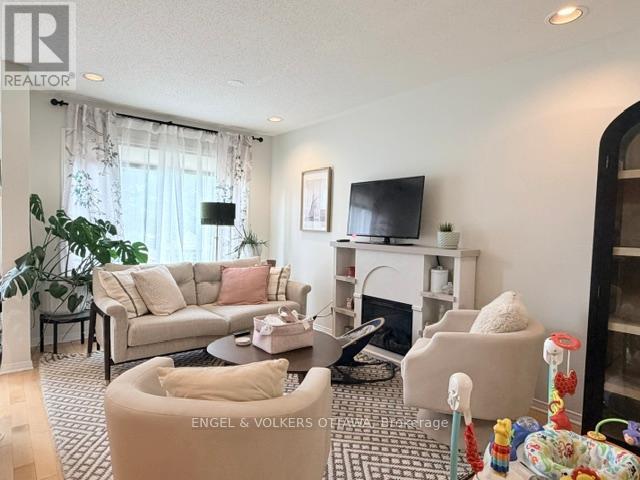 124 Landover Crescent, Ottawa, Ontario K2M 2W2 - Photo 2 - X13511512