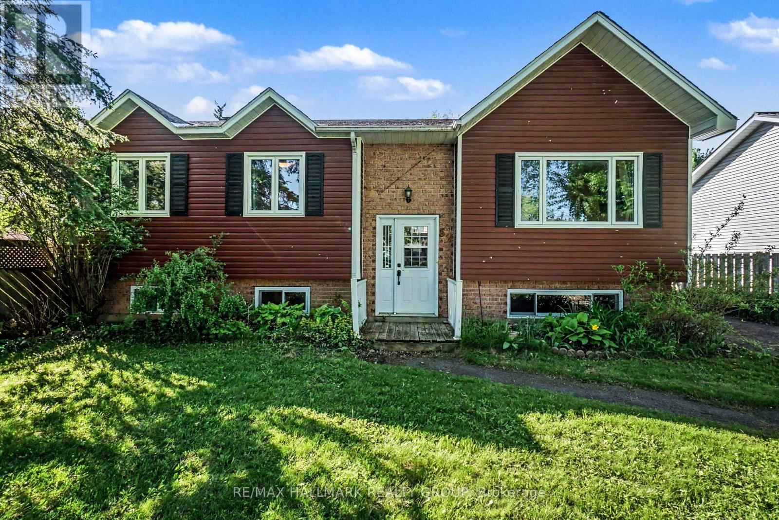 52 CASTLEBEAU STREET, Russell, Ontario