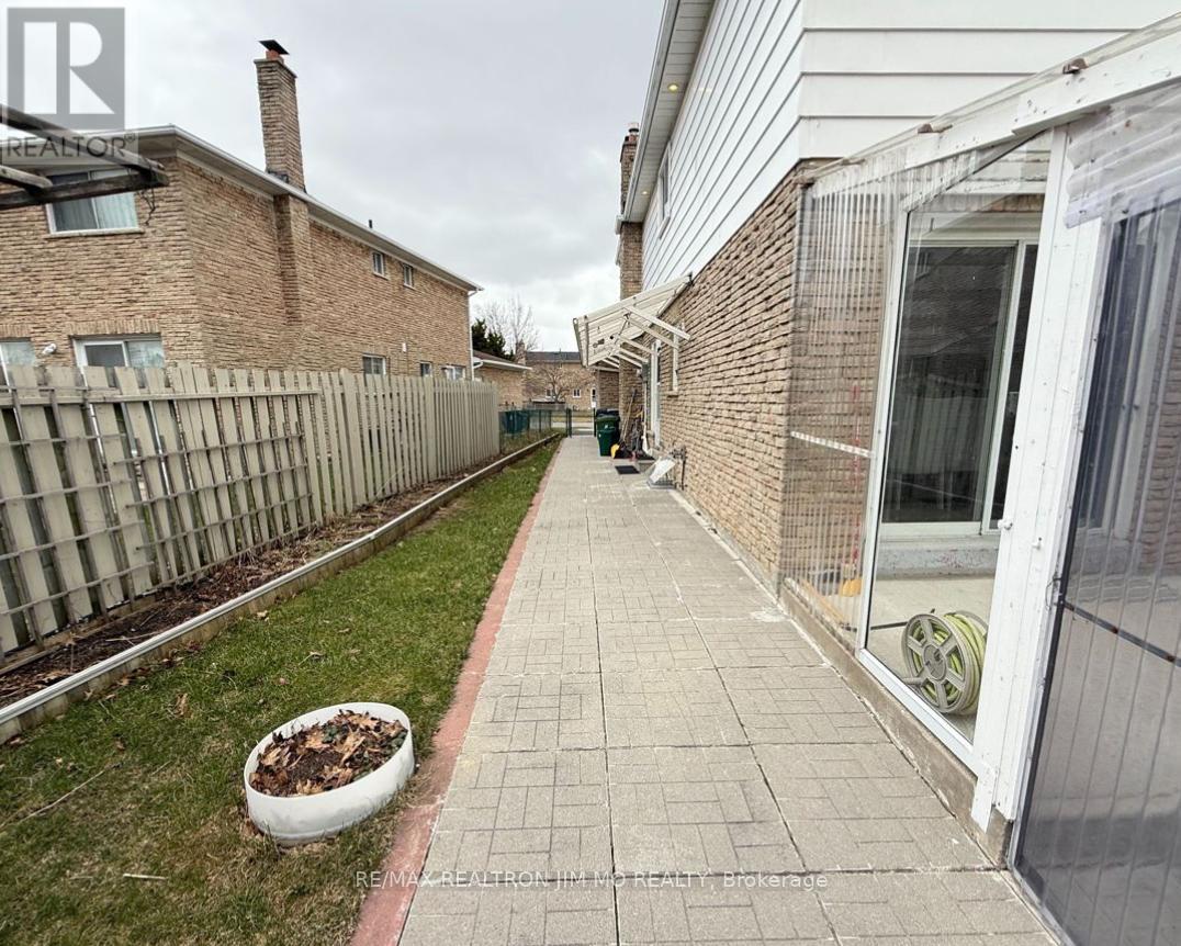 Lower - 22 Hartleywood Drive, Toronto, Ontario M1S 3N2 - Photo 2 - E13703134
