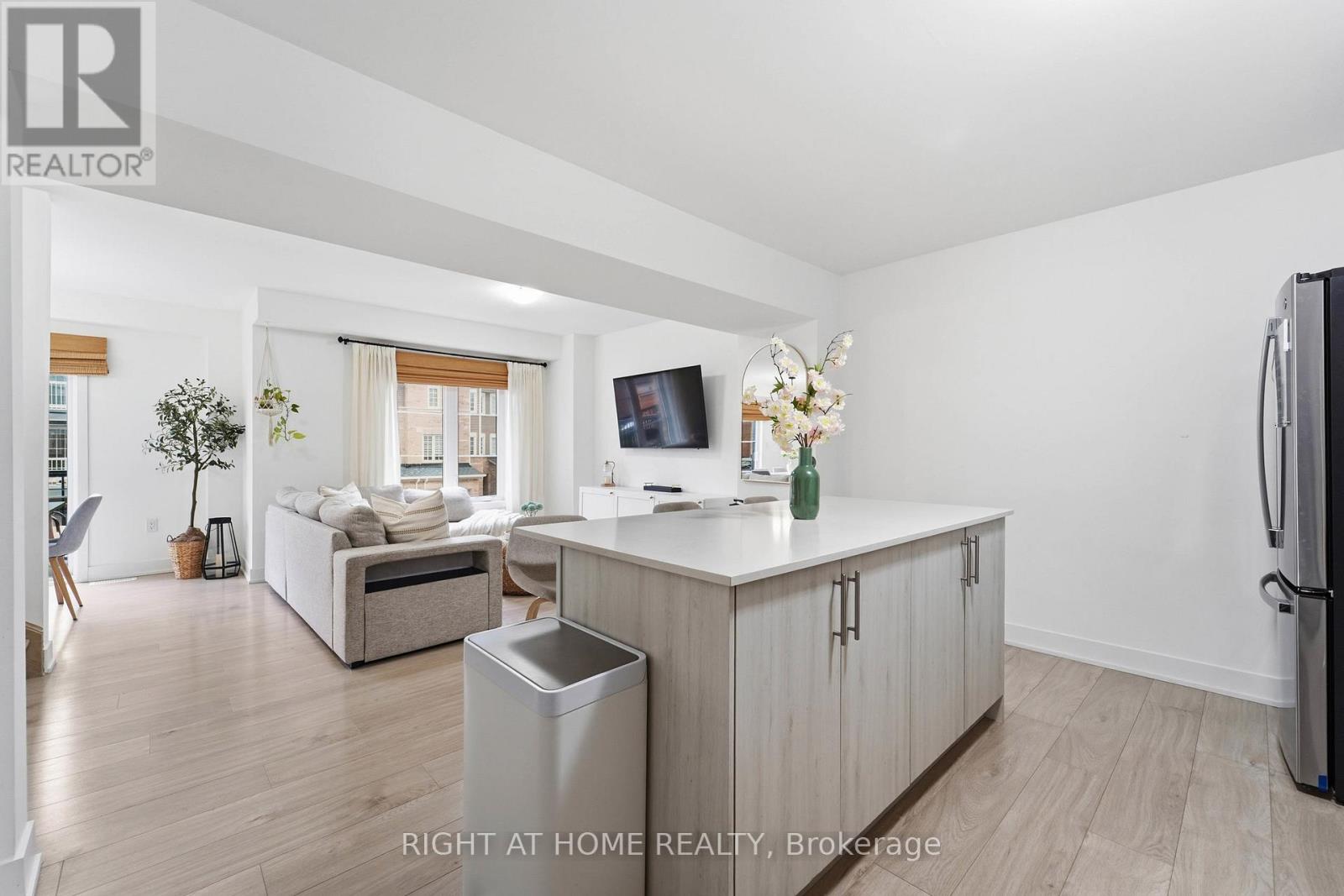50 Hay Lane, Barrie, Ontario  L9J 0T6 - Photo 13 - S13703102