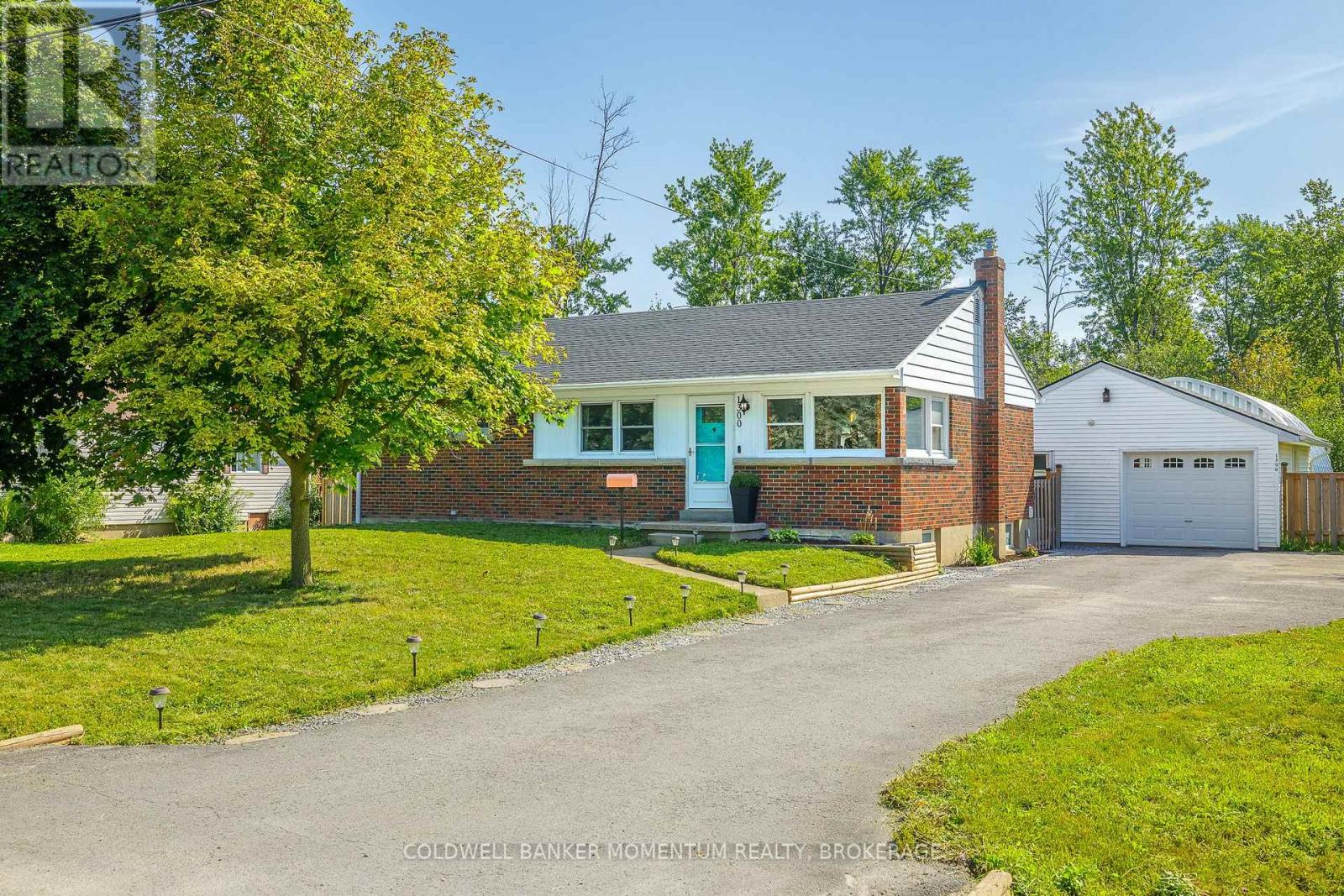 1300 Spears Road, Fort Erie (Crescent Park), Ontario  L2A 4N3 - Photo 2 - X13703146
