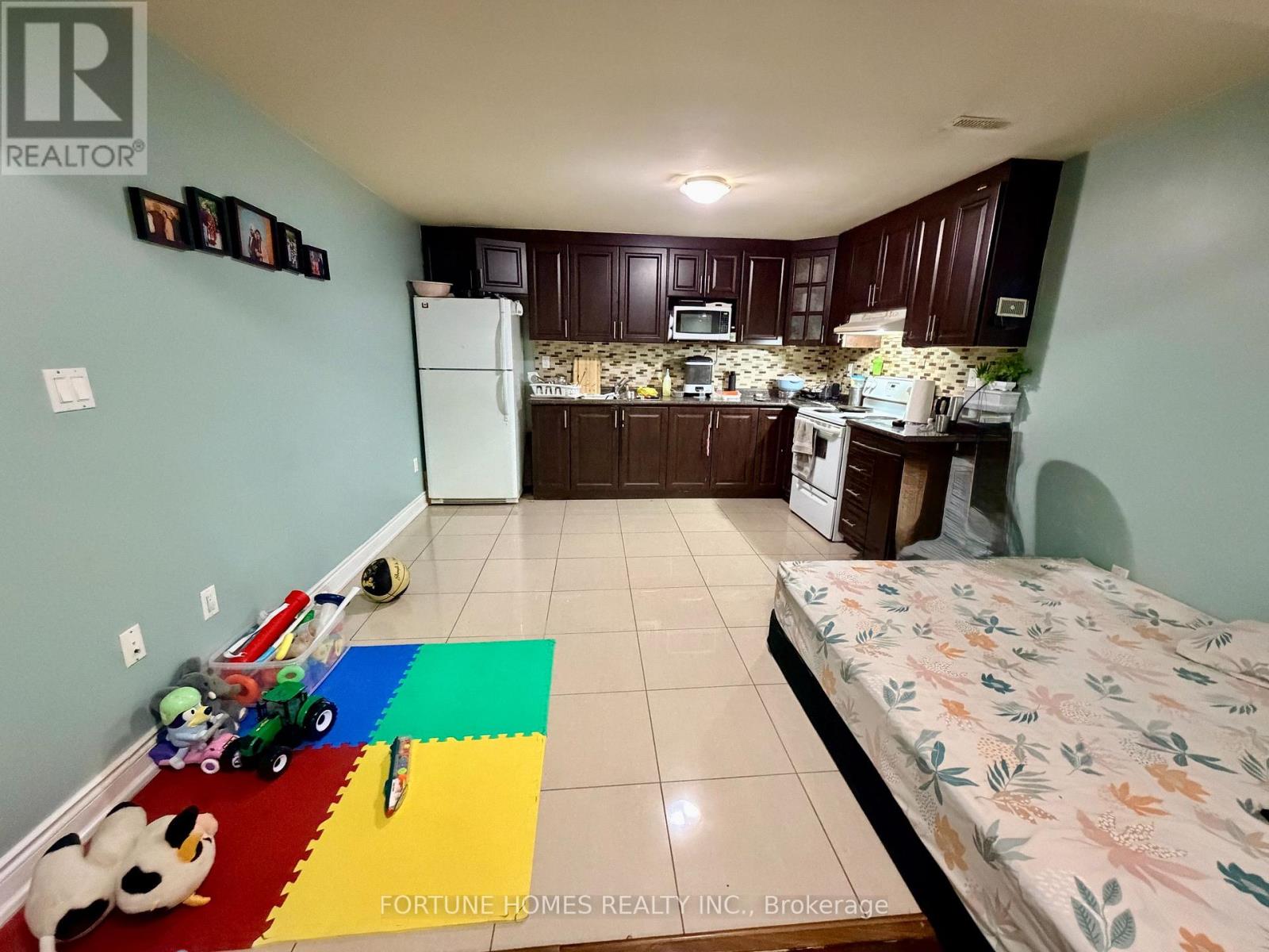 9 Paddington Road, Brampton, Ontario  L6P 2B3 - Photo 2 - W13703190