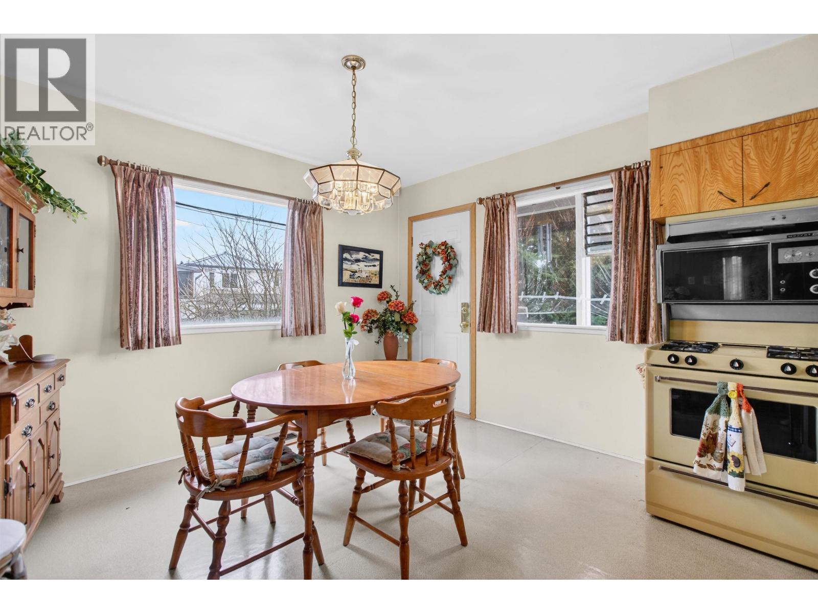 Listing Picture 10 of 39 : 2284 E 45TH AVENUE, Vancouver / 溫哥華 - 魯藝地產 Yvonne Lu Group - MLS Medallion Club Member