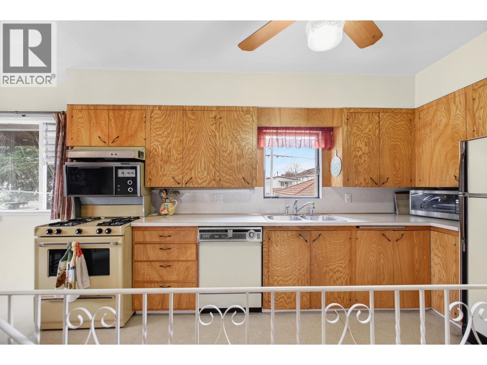 Listing Picture 16 of 39 : 2284 E 45TH AVENUE, Vancouver / 溫哥華 - 魯藝地產 Yvonne Lu Group - MLS Medallion Club Member