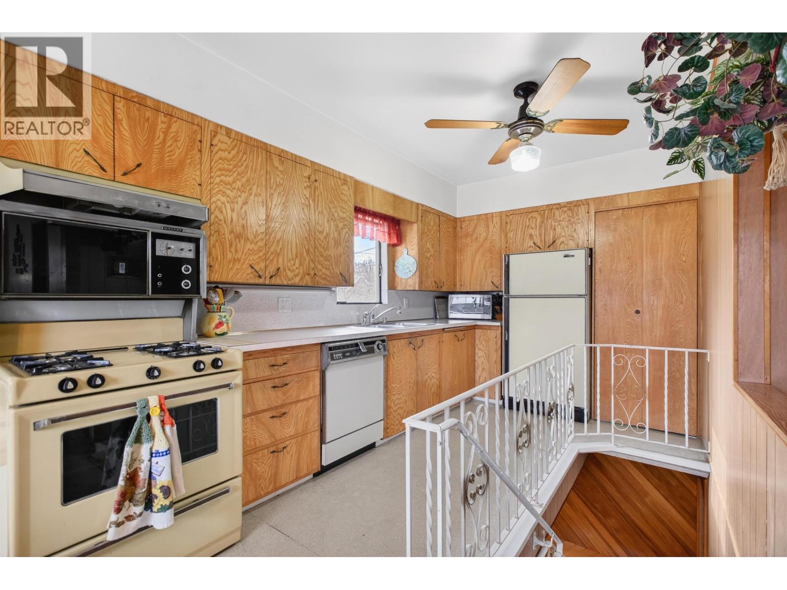 Listing Picture 14 of 39 : 2284 E 45TH AVENUE, Vancouver / 溫哥華 - 魯藝地產 Yvonne Lu Group - MLS Medallion Club Member