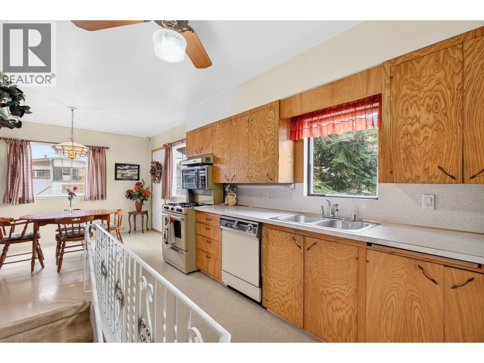 Listing Picture 17 of 39 : 2284 E 45TH AVENUE, Vancouver / 溫哥華 - 魯藝地產 Yvonne Lu Group - MLS Medallion Club Member