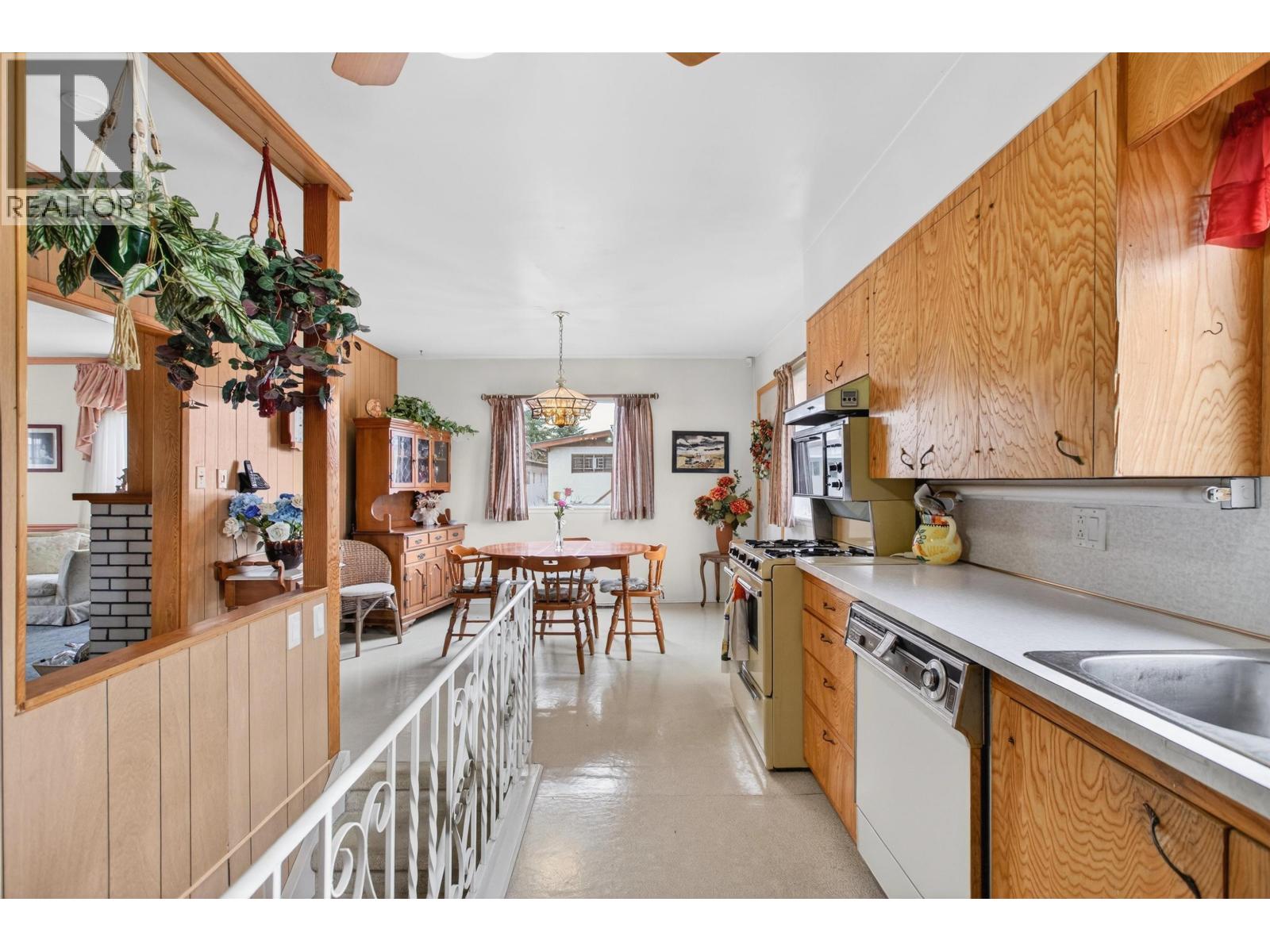 Listing Picture 18 of 39 : 2284 E 45TH AVENUE, Vancouver / 溫哥華 - 魯藝地產 Yvonne Lu Group - MLS Medallion Club Member