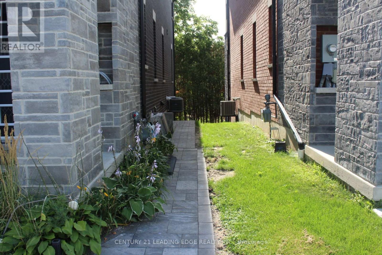 75 Pine Gate Place, Whitby, Ontario  L1R 0S2 - Photo 2 - E13703232