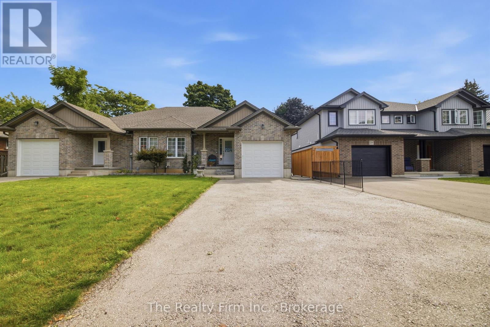 27 Cronyn Street, Woodstock, Ontario  N4S 3T4 - Photo 2 - X13703268
