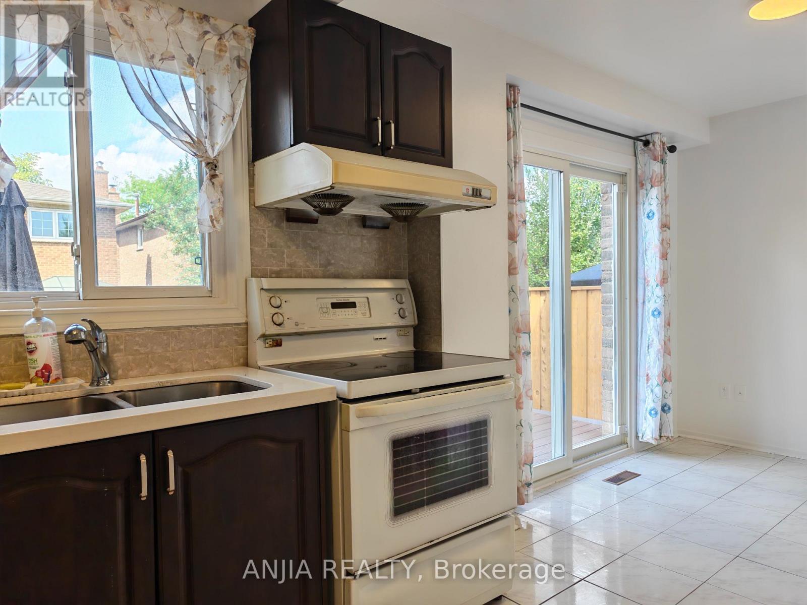 5 Muirlands Drive, Toronto, Ontario M1V 2B3 - Photo 6 - E13703336