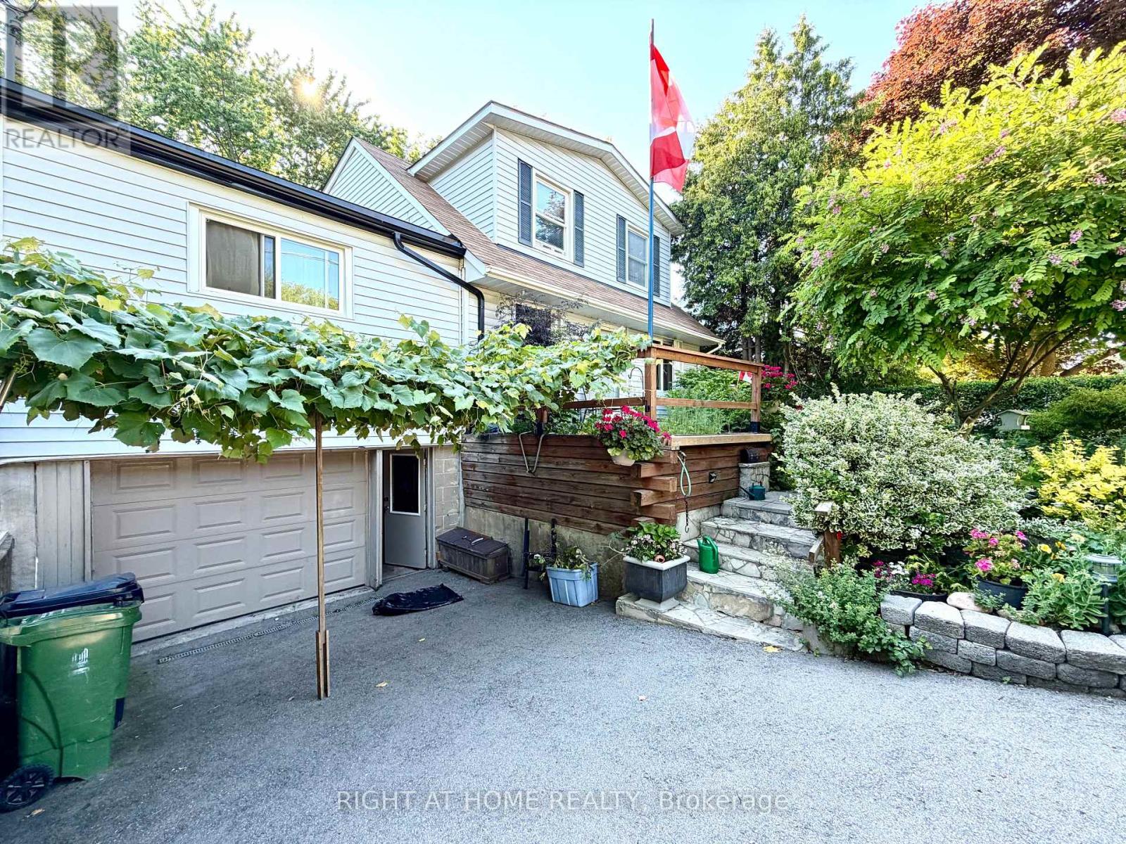 30 ALLISTER AVENUE, Toronto, Ontario