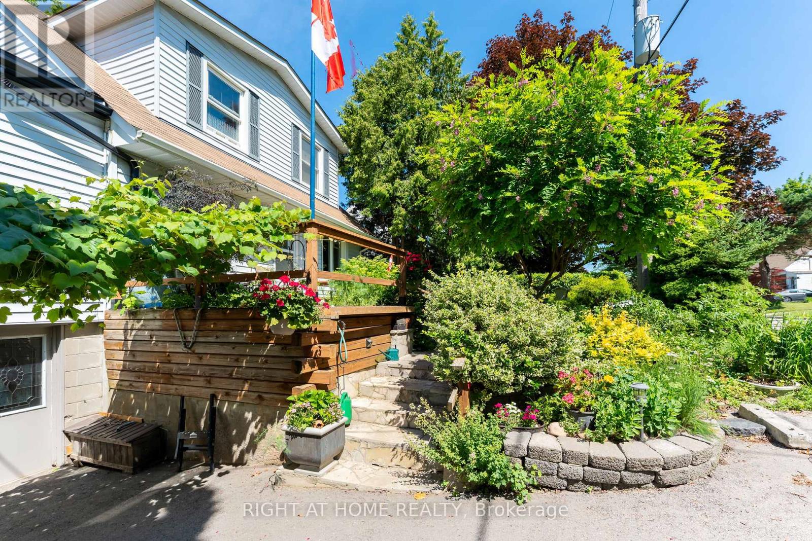 30 Allister Avenue, Toronto, Ontario  M1M 3K9 - Photo 4 - E13563626