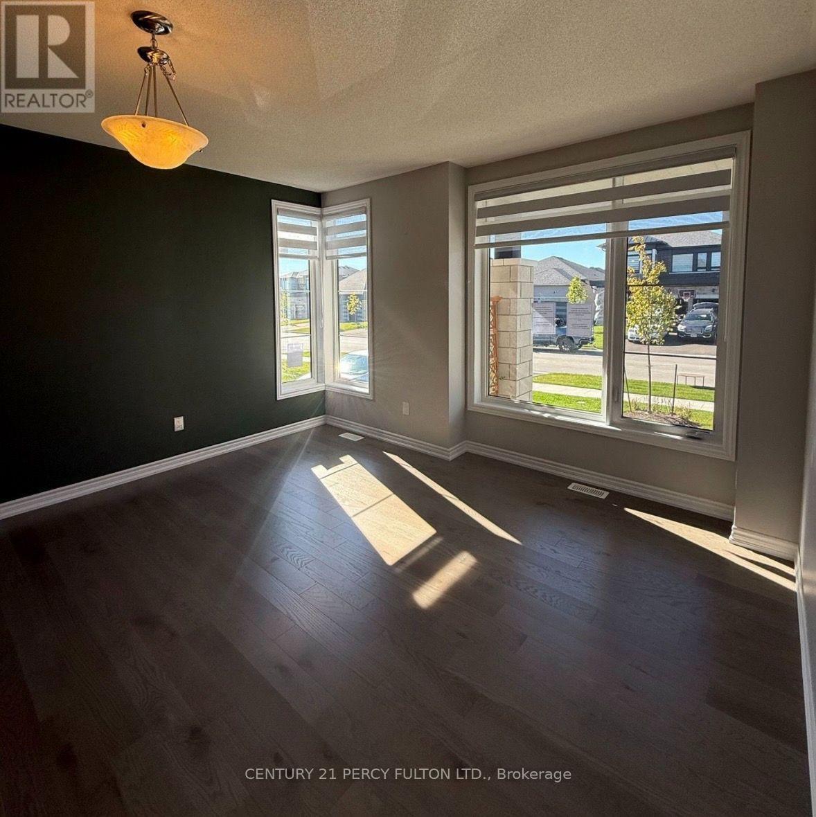 10 Rosanne Circle, Wasaga Beach, Ontario  L9Z 0N4 - Photo 5 - S13703272