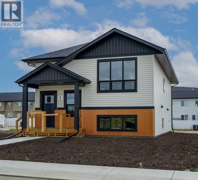 19 Ian Way, Sylvan Lake, Alberta  T4S 0W5 - Photo 2 - A2320988