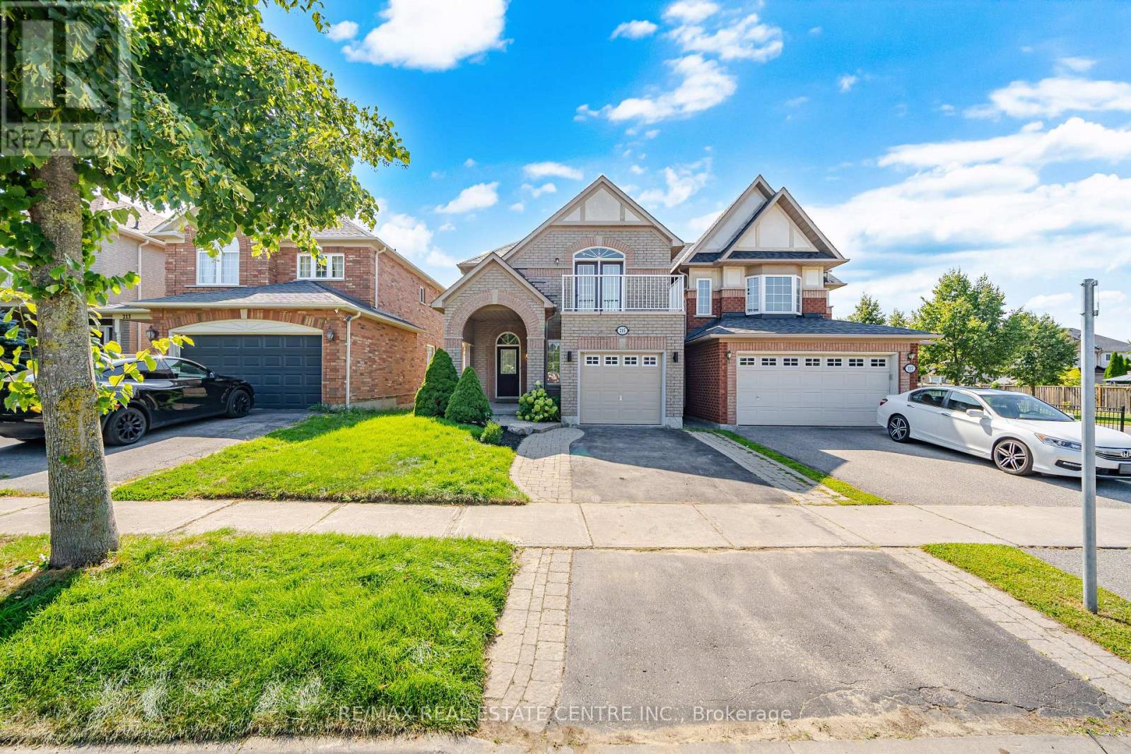 215 Willowbrook Drive, Whitby, Ontario  L1R 2Y7 - Photo 4 - E13703412