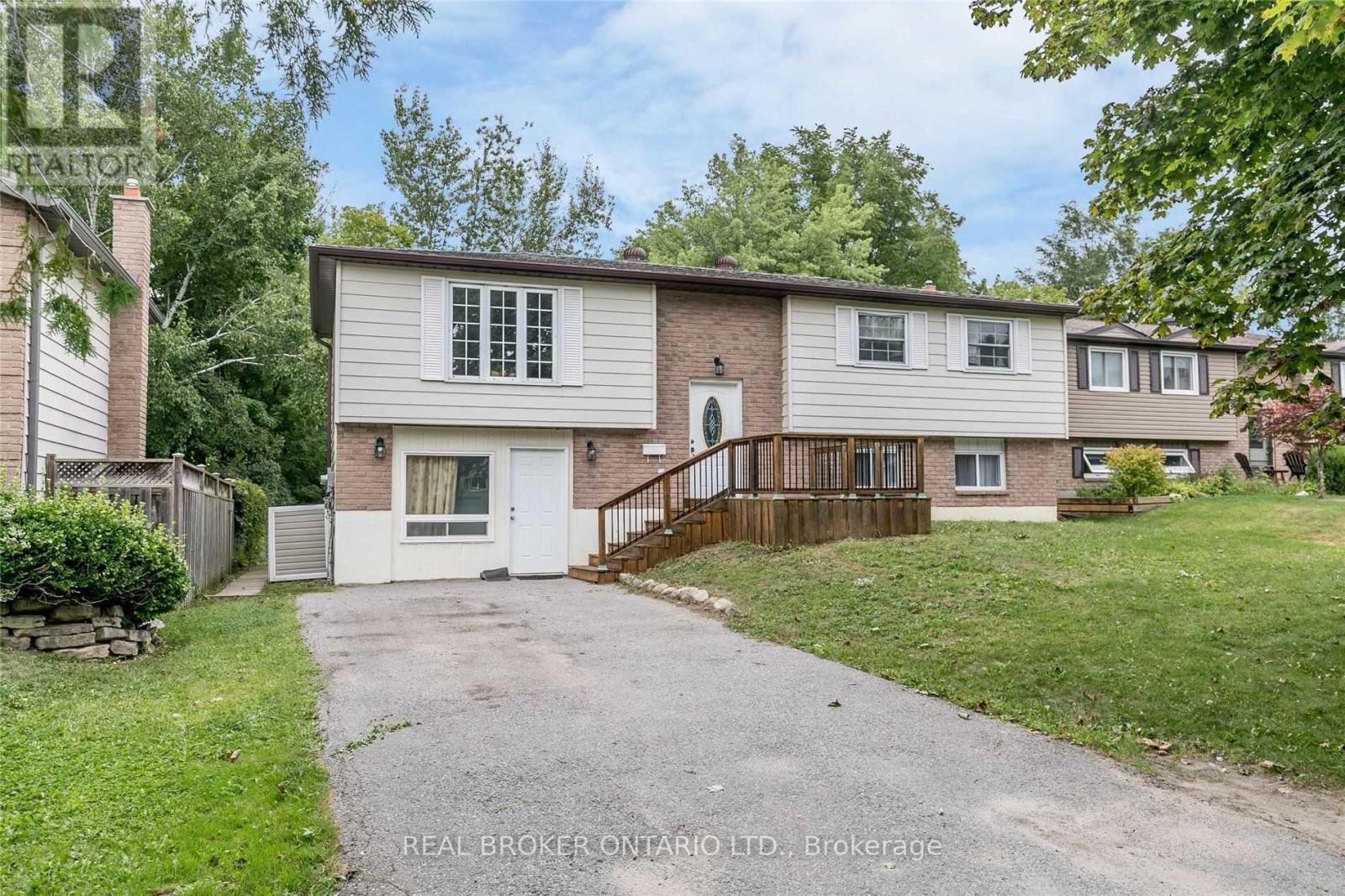 Upper - 18 Chippawa Court, Barrie (North Shore), Ontario  L4M 5N8 - Photo 1 - S13703418