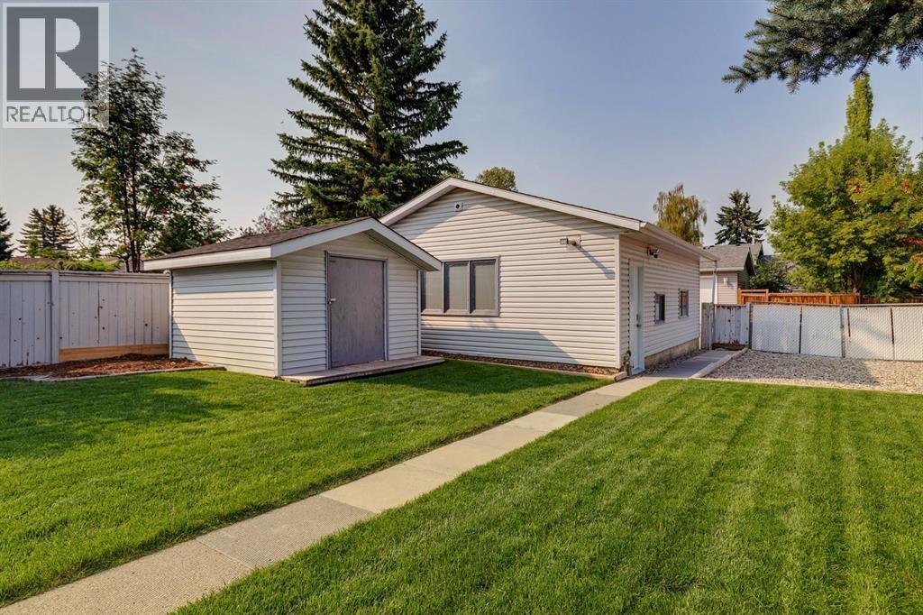 92 Woodford Drive SW, Calgary, Alberta  T2W 4C3 - Photo 4 - A2339414