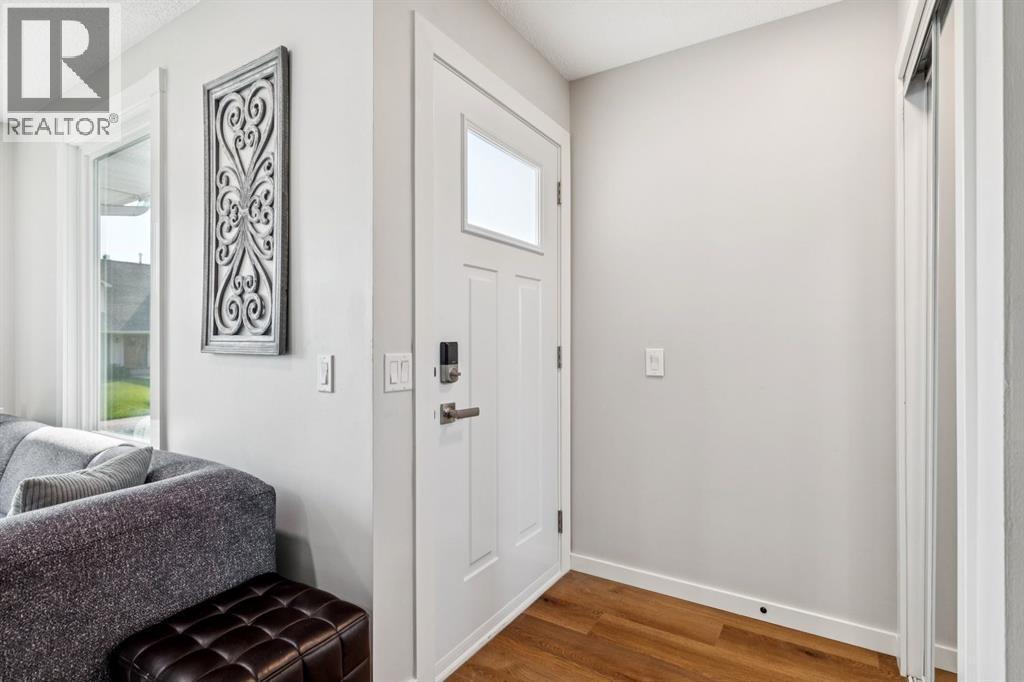 92 Woodford Drive SW, Calgary, Alberta  T2W 4C3 - Photo 6 - A2339414