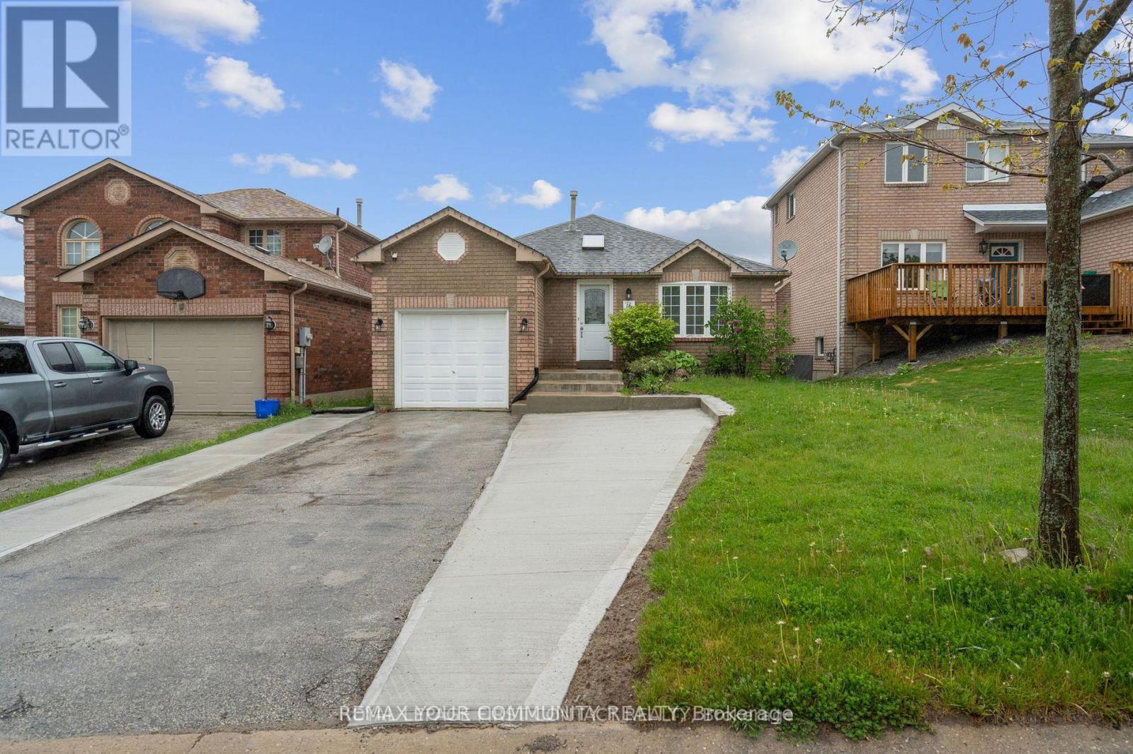 (MAIN) - 16 WADDINGTON CRESCENT, Barrie, Ontario