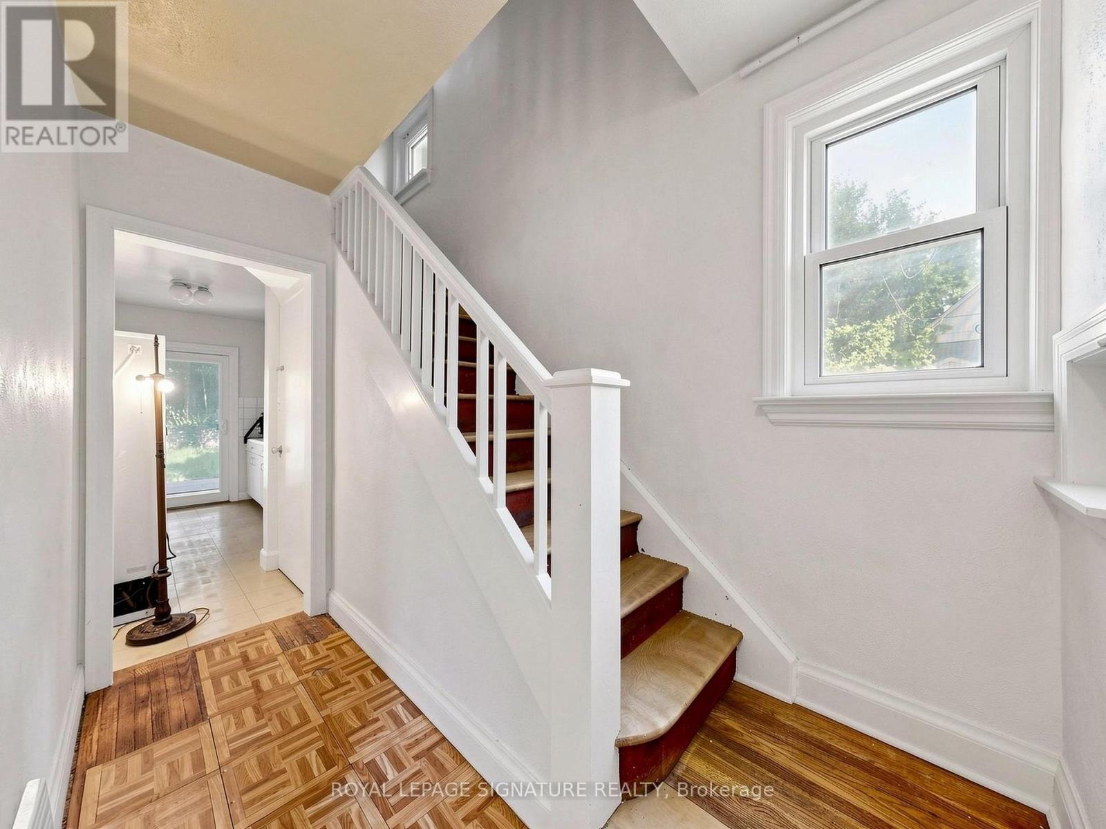 18 Dunraven Drive, Toronto, Ontario  M6M 1H1 - Photo 12 - W13599898