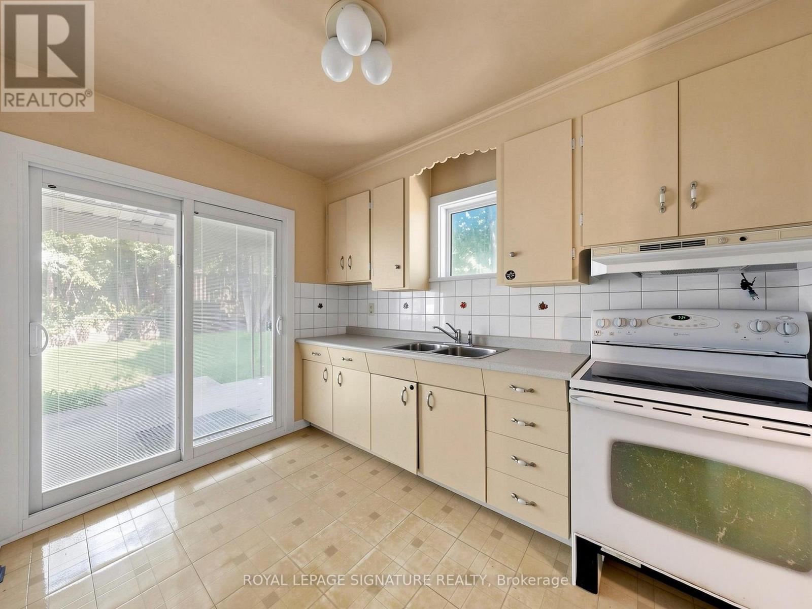 18 Dunraven Drive, Toronto, Ontario  M6M 1H1 - Photo 10 - W13599898