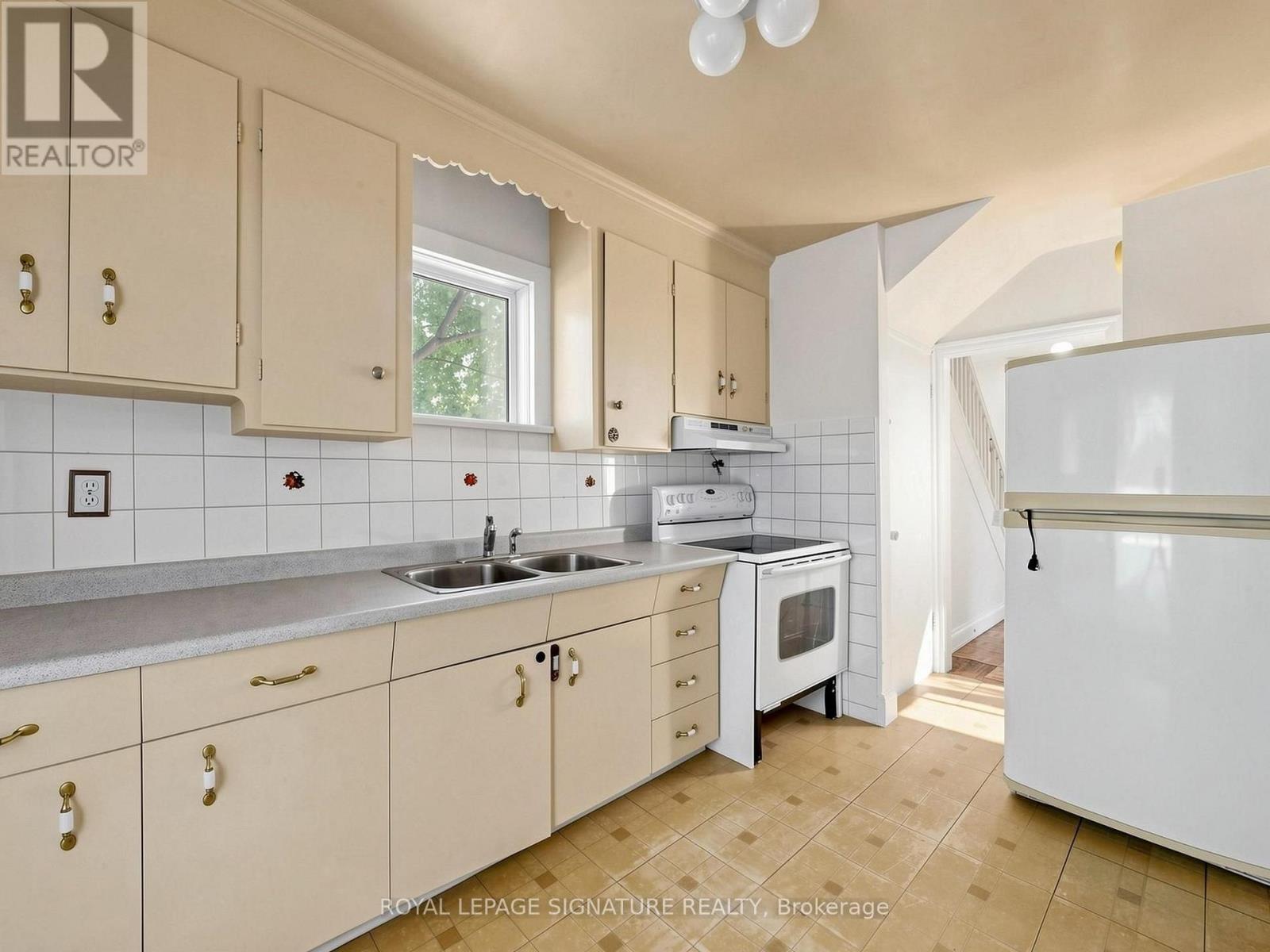 18 Dunraven Drive, Toronto, Ontario  M6M 1H1 - Photo 11 - W13599898