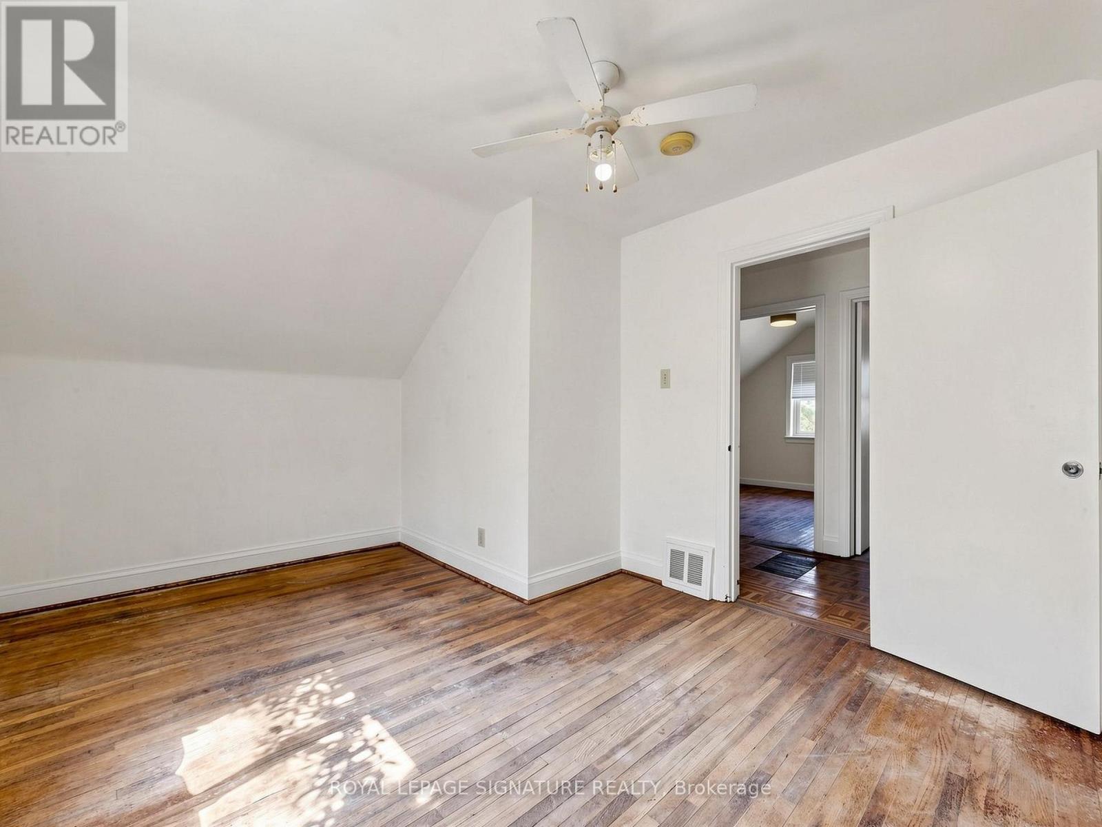 18 Dunraven Drive, Toronto, Ontario  M6M 1H1 - Photo 14 - W13599898