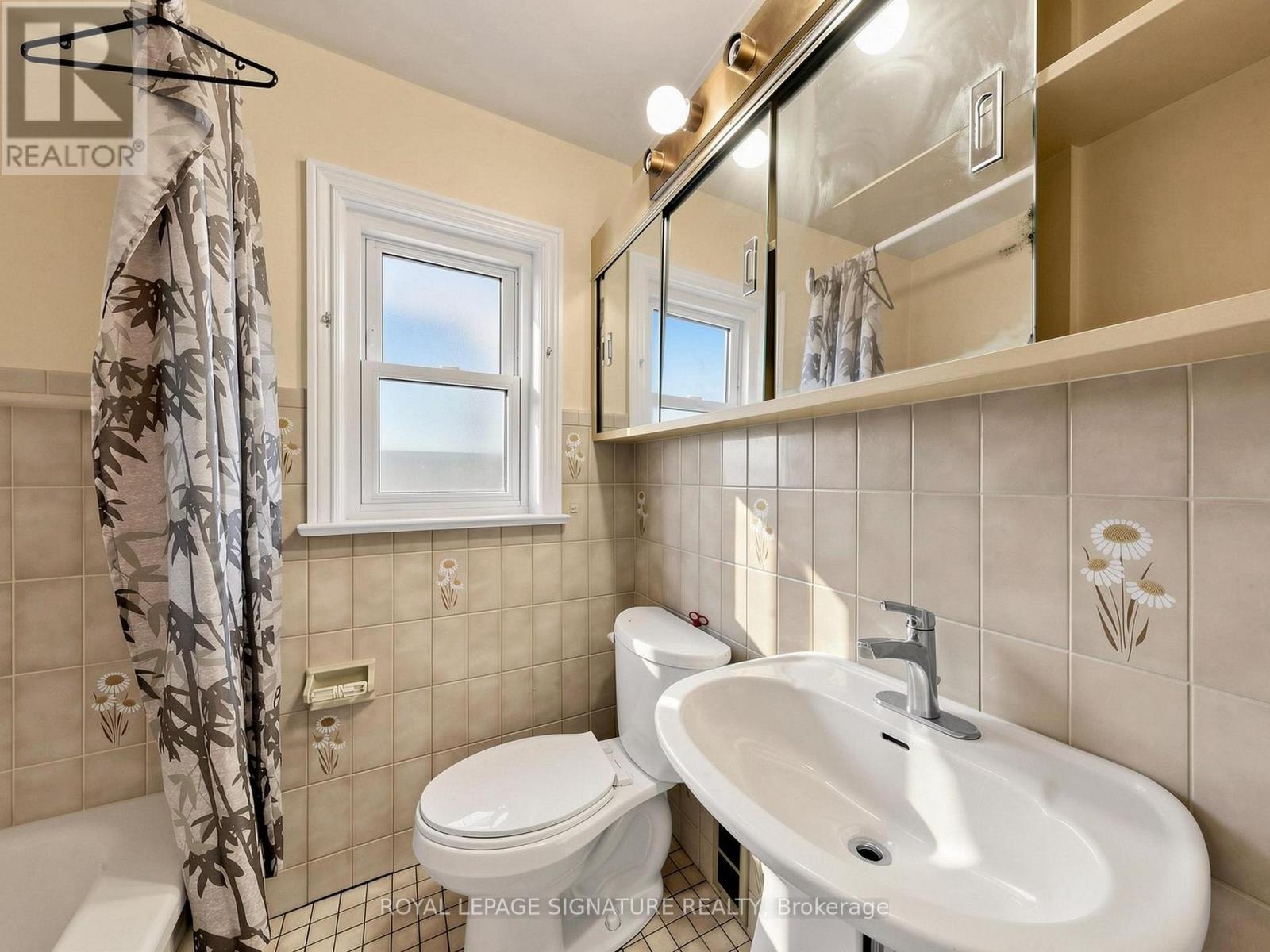18 Dunraven Drive, Toronto, Ontario  M6M 1H1 - Photo 19 - W13599898
